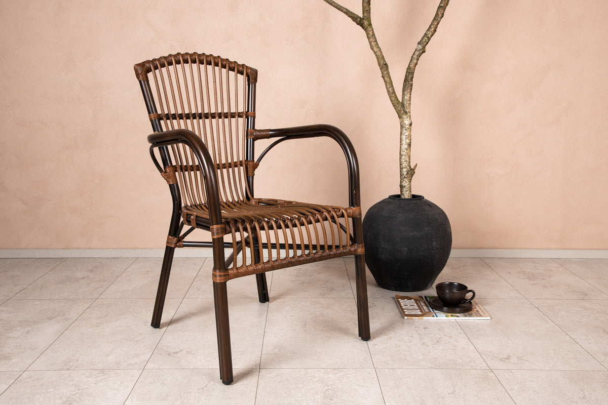 Galera Stuhl in Braun präsentiert im Onlineshop von KAQTU Design AG. Gartenstuhl mit Armlehnen ist von Venture Home