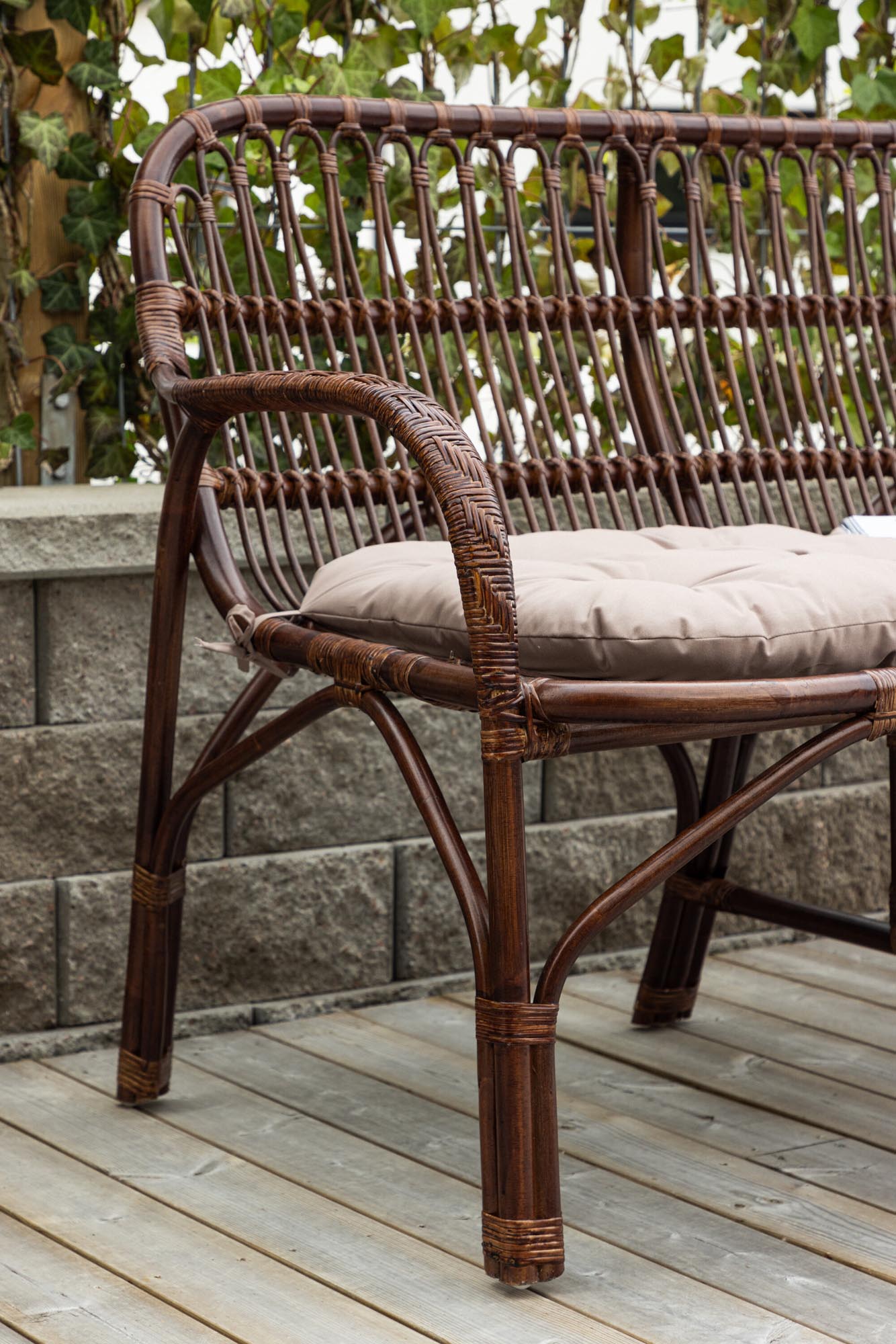 Nella 2-Sitzer: Skandinavisches Design trifft auf Gemütlichkeit.