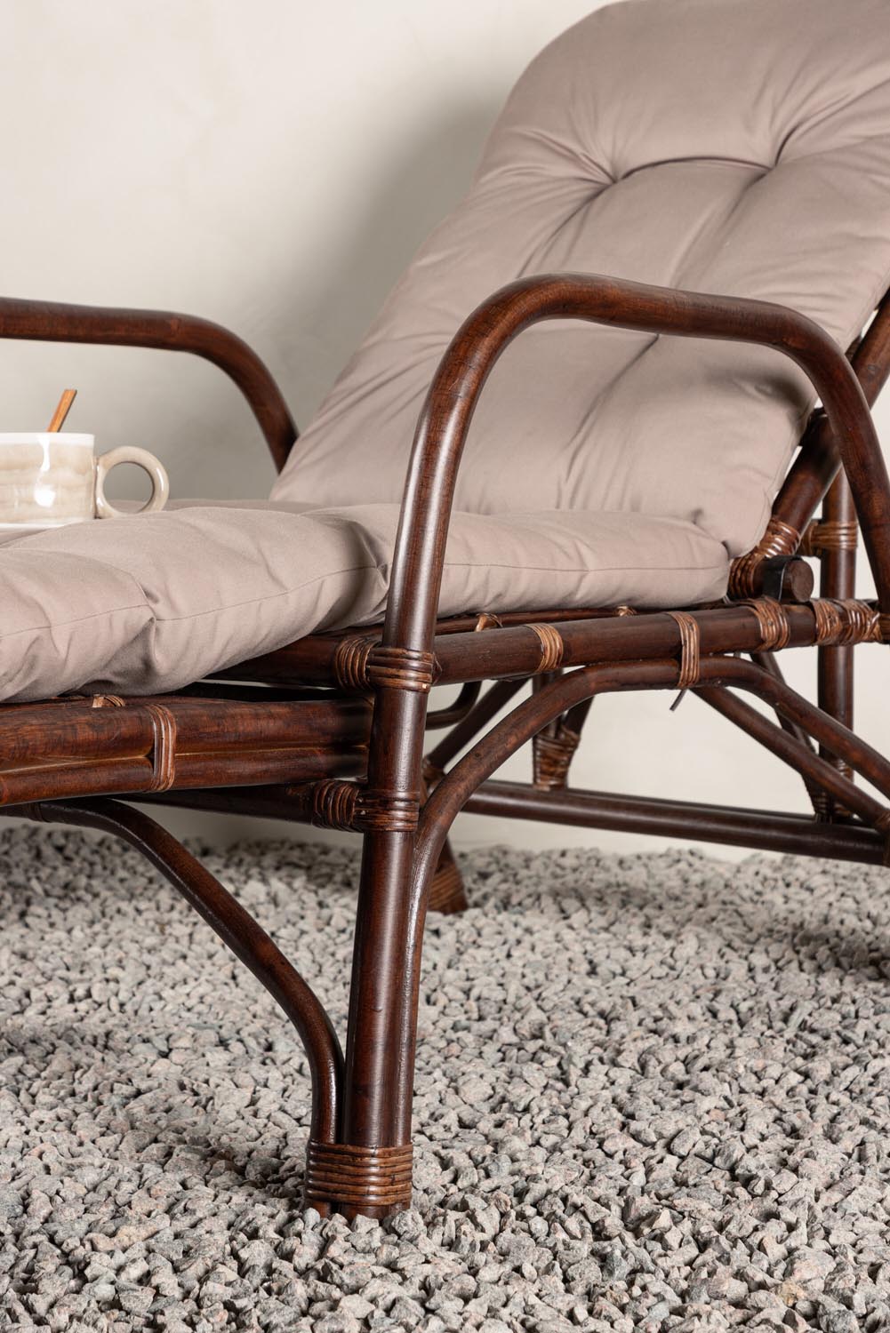Nella Sonnenliege in Dunkles Walnussholz präsentiert im Onlineshop von KAQTU Design AG. Liegestuhl ist von Venture Home