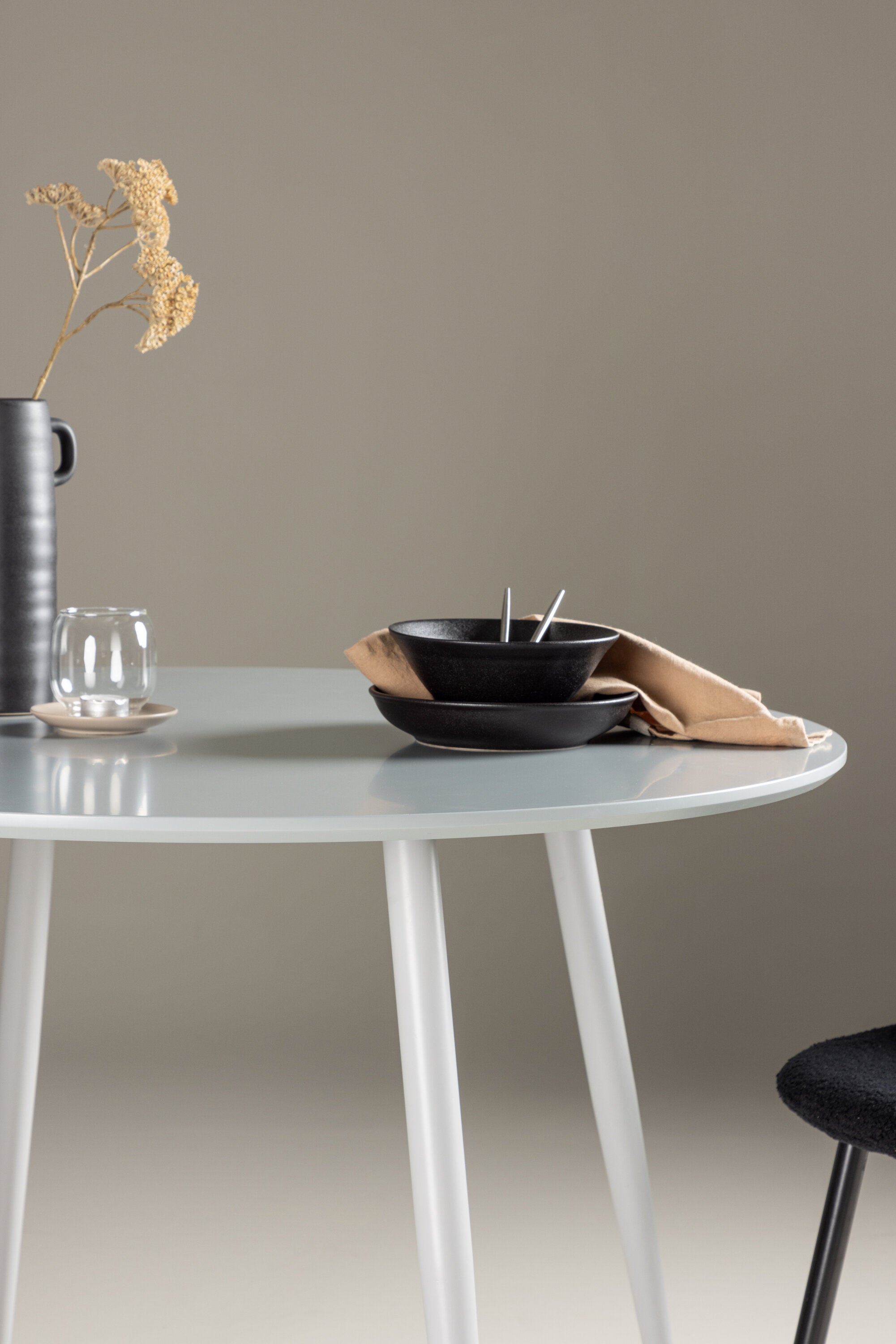 Plaza Tisch in Grau präsentiert im Onlineshop von KAQTU Design AG. Esstisch ist von Venture Home