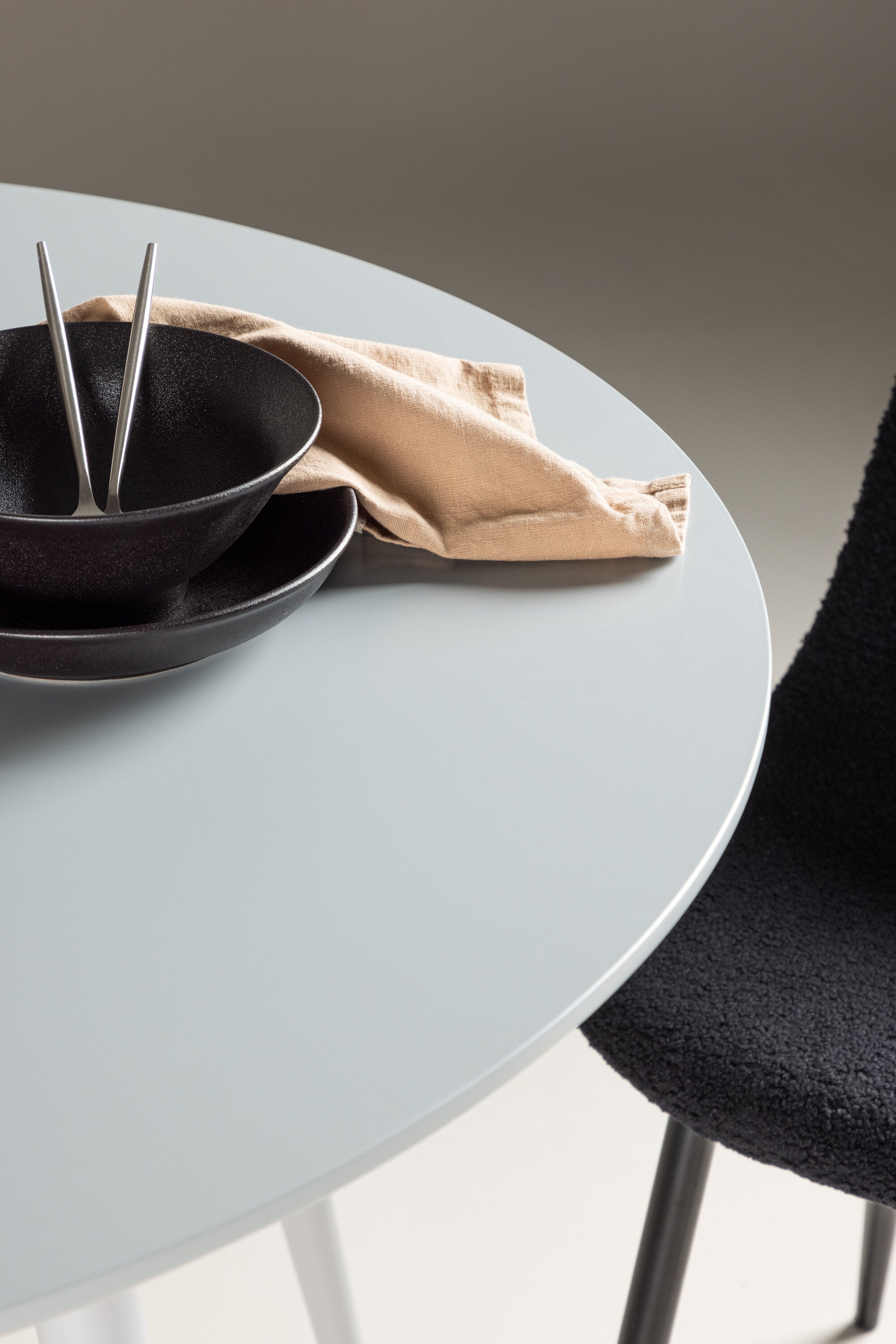 Plaza Tisch in Grau präsentiert im Onlineshop von KAQTU Design AG. Esstisch ist von Venture Home