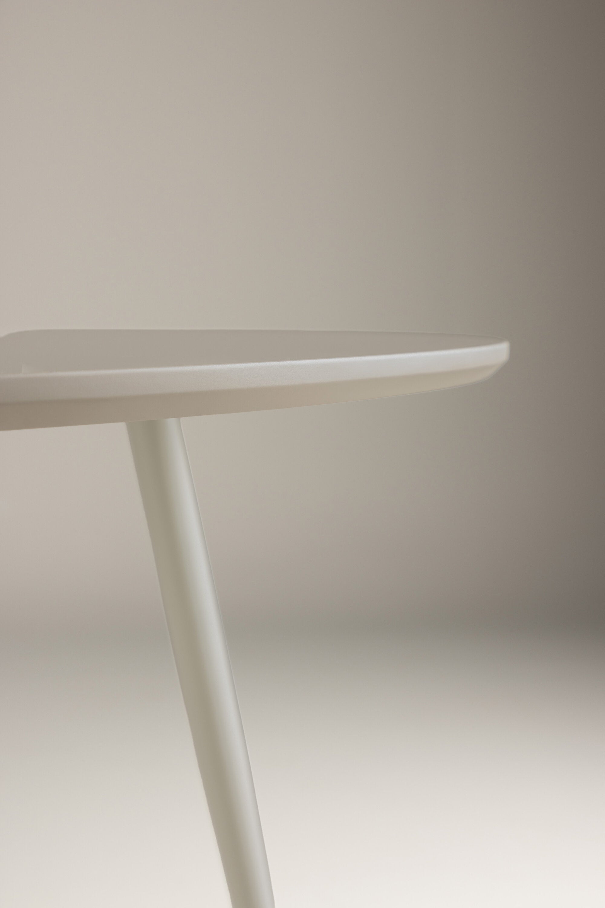 Plaza Tisch in Beige präsentiert im Onlineshop von KAQTU Design AG. Esstisch ist von Venture Home