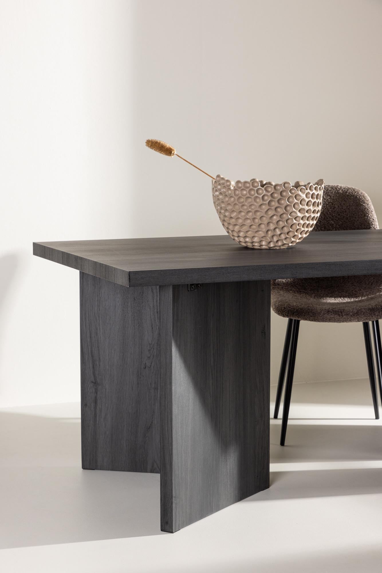 Bassholmen Esstisch: Eleganz und Funktionalität im skandinavischen Stil.