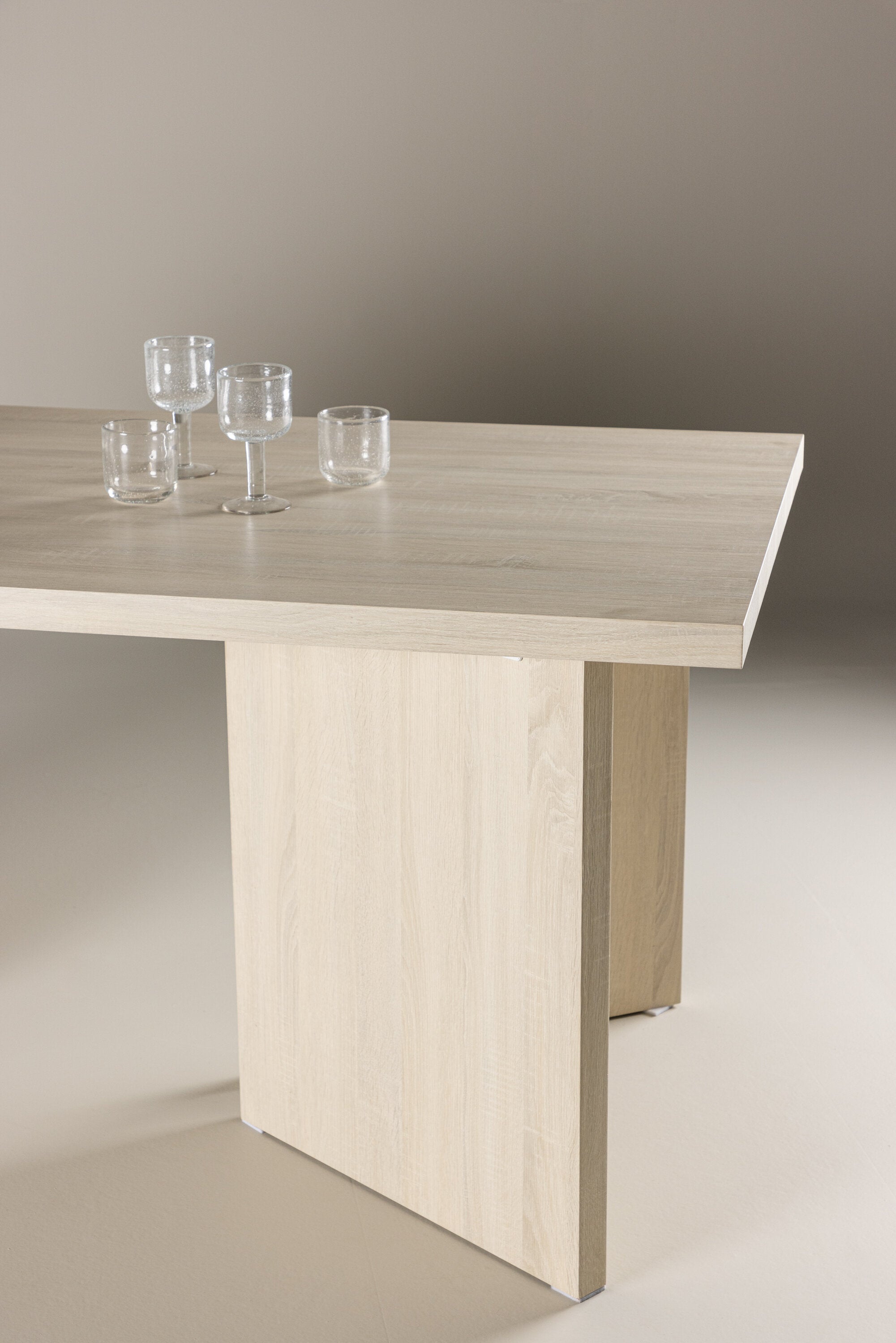 Bassholmen Esstisch in Tünchen präsentiert im Onlineshop von KAQTU Design AG. Esstisch ist von Vind