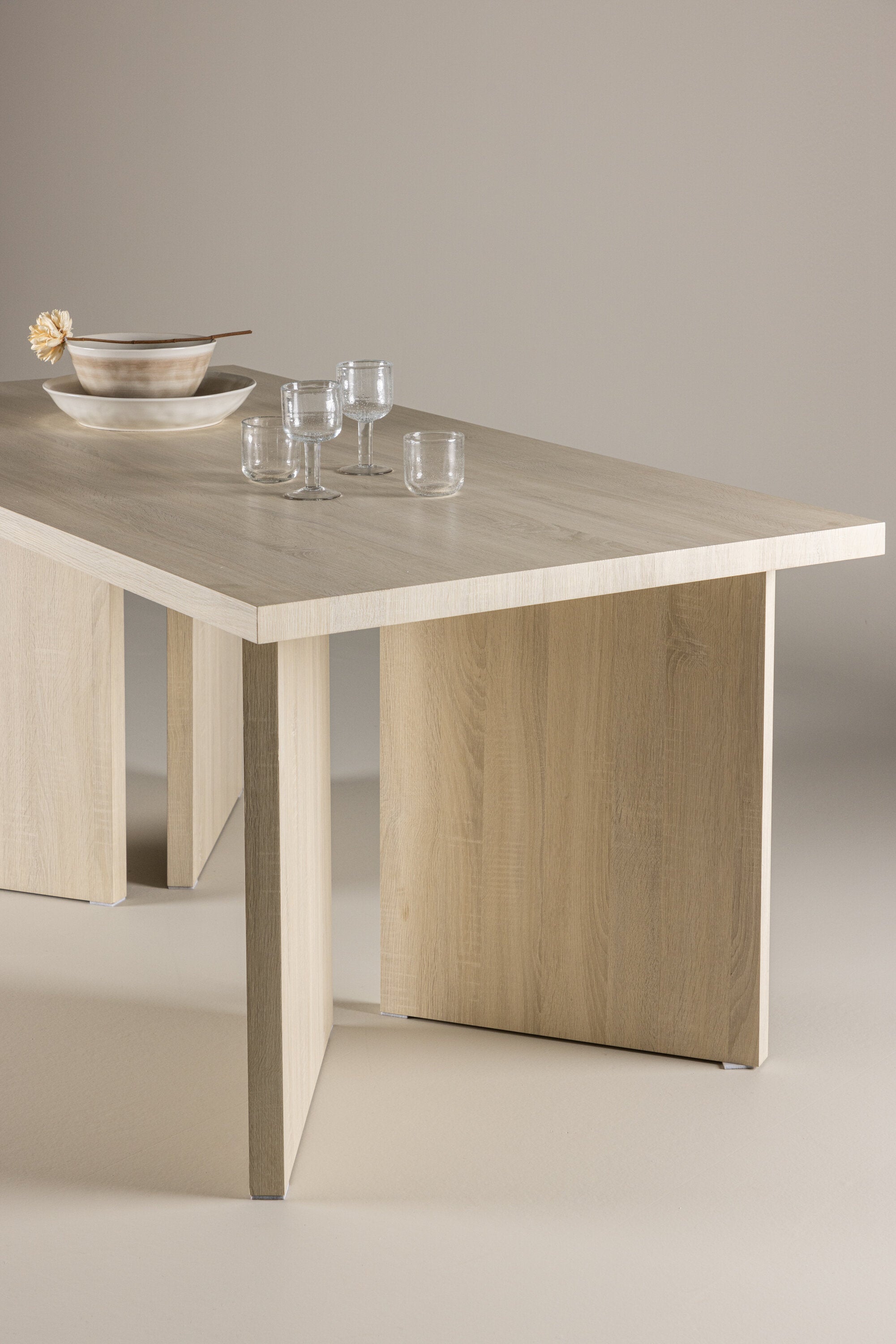 Bassholmen Esstisch in Tünchen präsentiert im Onlineshop von KAQTU Design AG. Esstisch ist von Vind