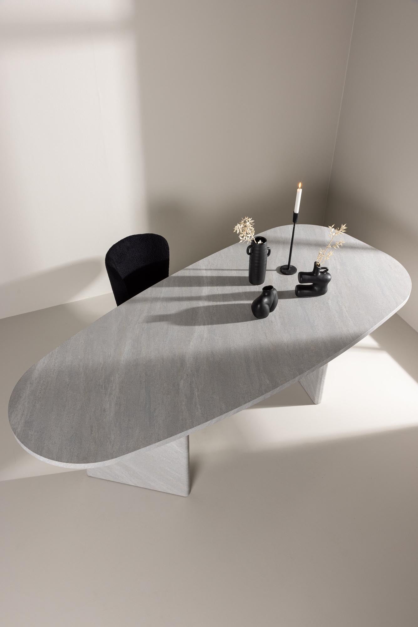 Moderner Grönvik Tisch von Venture Home für stilvolle Essbereiche.