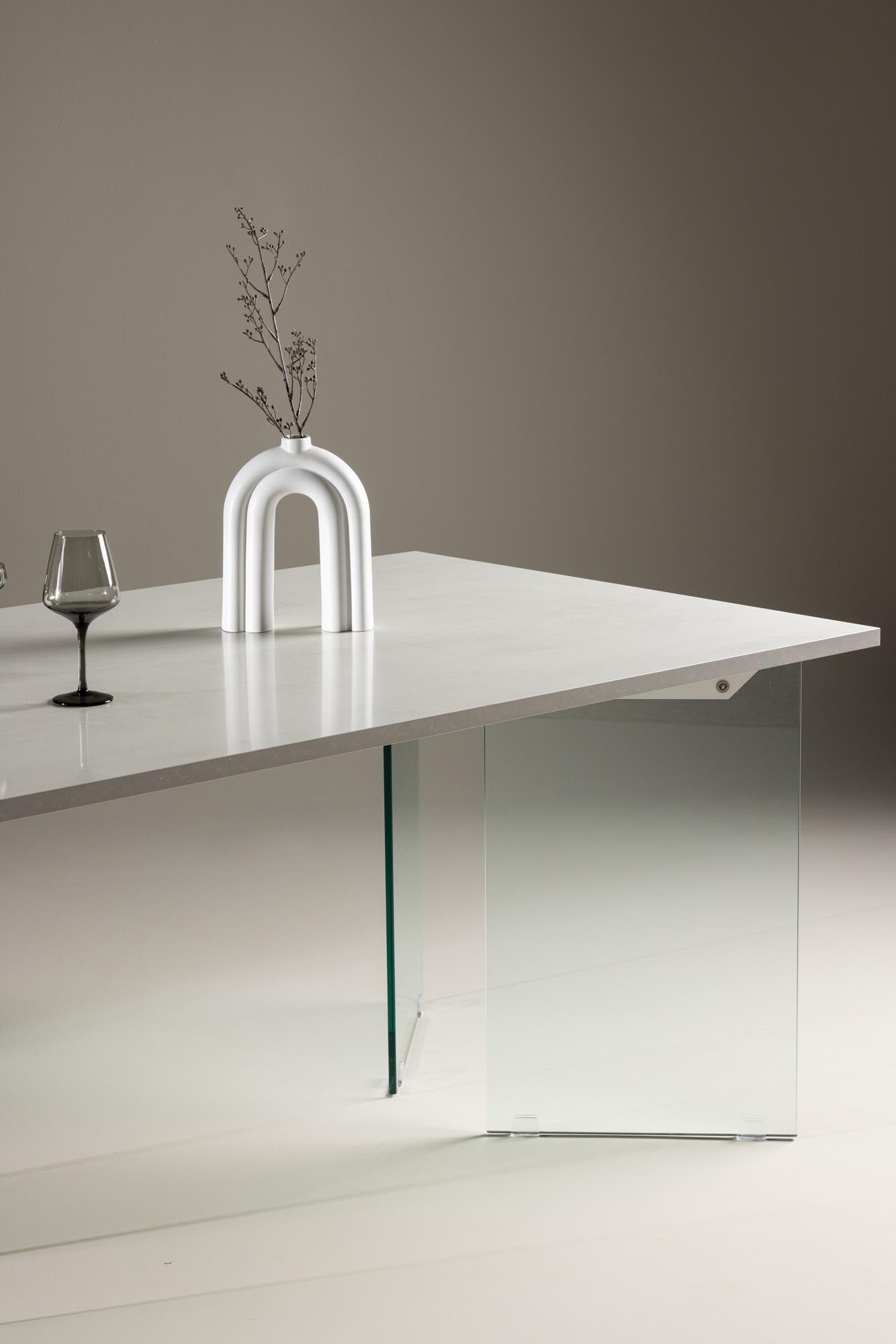 Ester Esstisch: Zeitloses Design aus MDF und Glas von Venture Home.