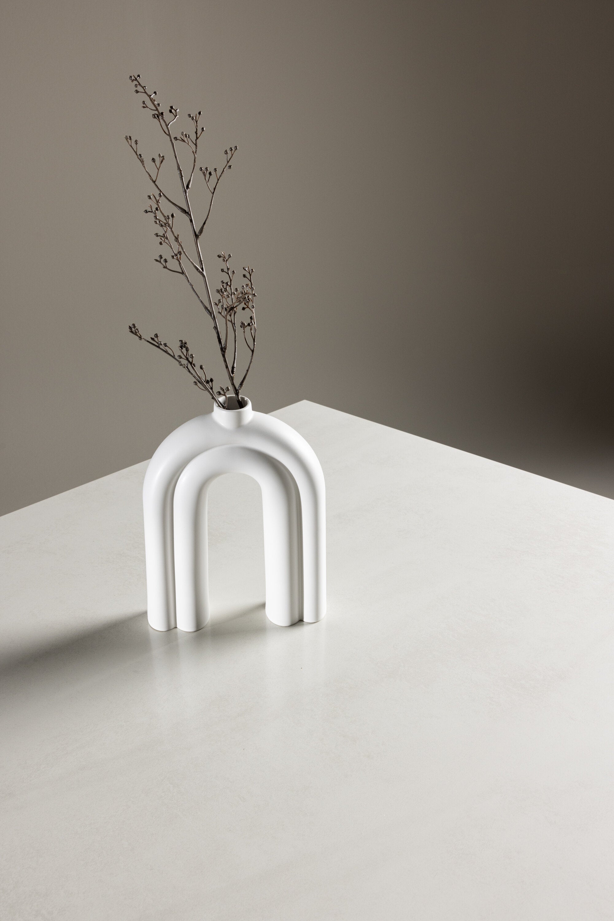 Ester Esstisch in Hellgrau präsentiert im Onlineshop von KAQTU Design AG. Esstisch ist von Venture Home