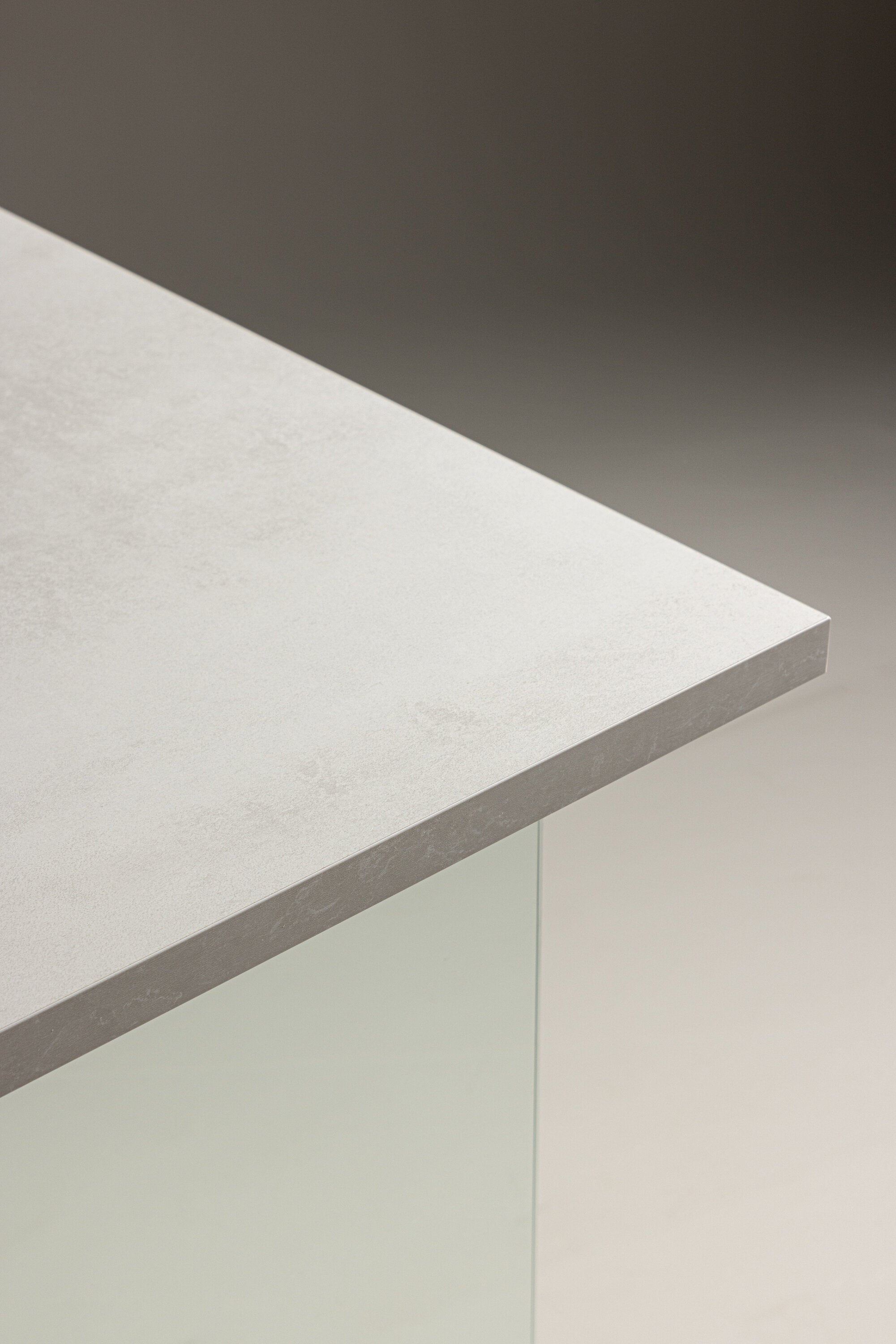 Ester Esstisch in Hellgrau präsentiert im Onlineshop von KAQTU Design AG. Esstisch ist von Venture Home