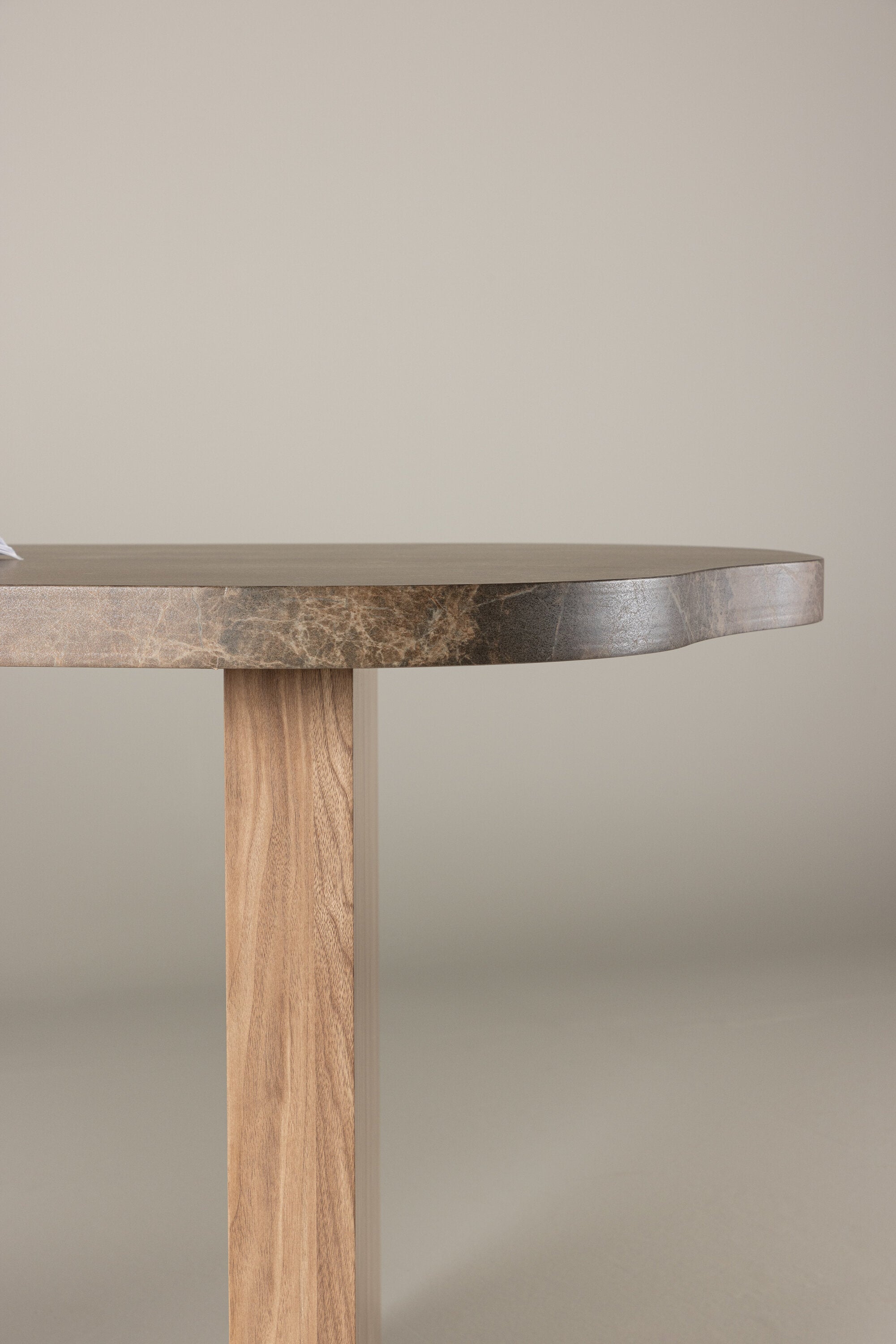 Eleonora Esstisch in Braun präsentiert im Onlineshop von KAQTU Design AG. Esstisch ist von Vind