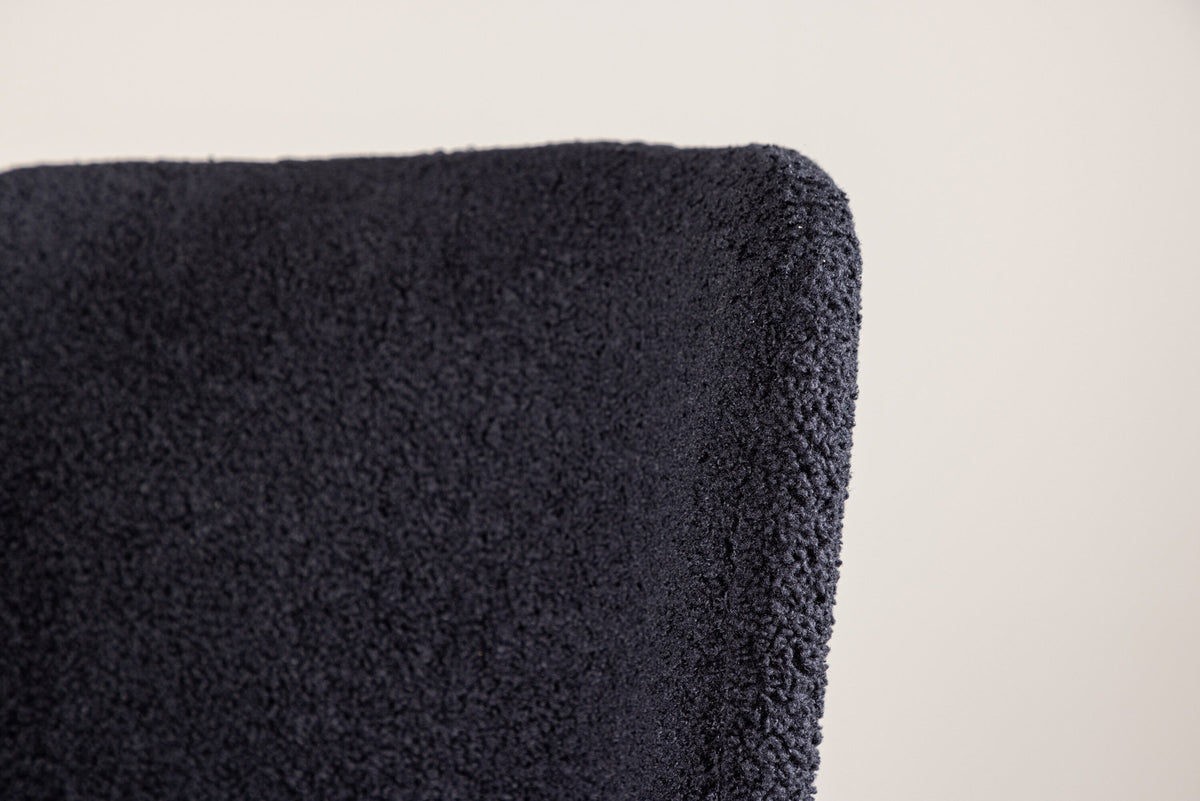 Schwarzer Esszimmerstuhl Modesto mit Sitz aus Polyester Teddy und schlanken Beinen aus Stahl, schlichte Form.