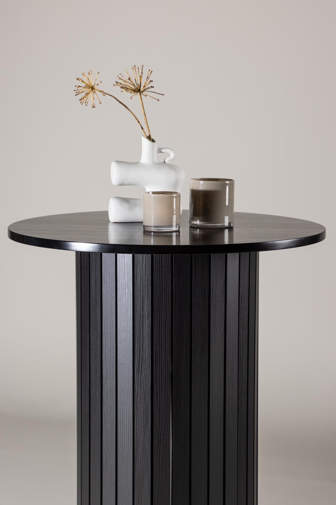 Härön Bartisch: Robustes Design mit edler schwarzer MDF-Oberfläche.