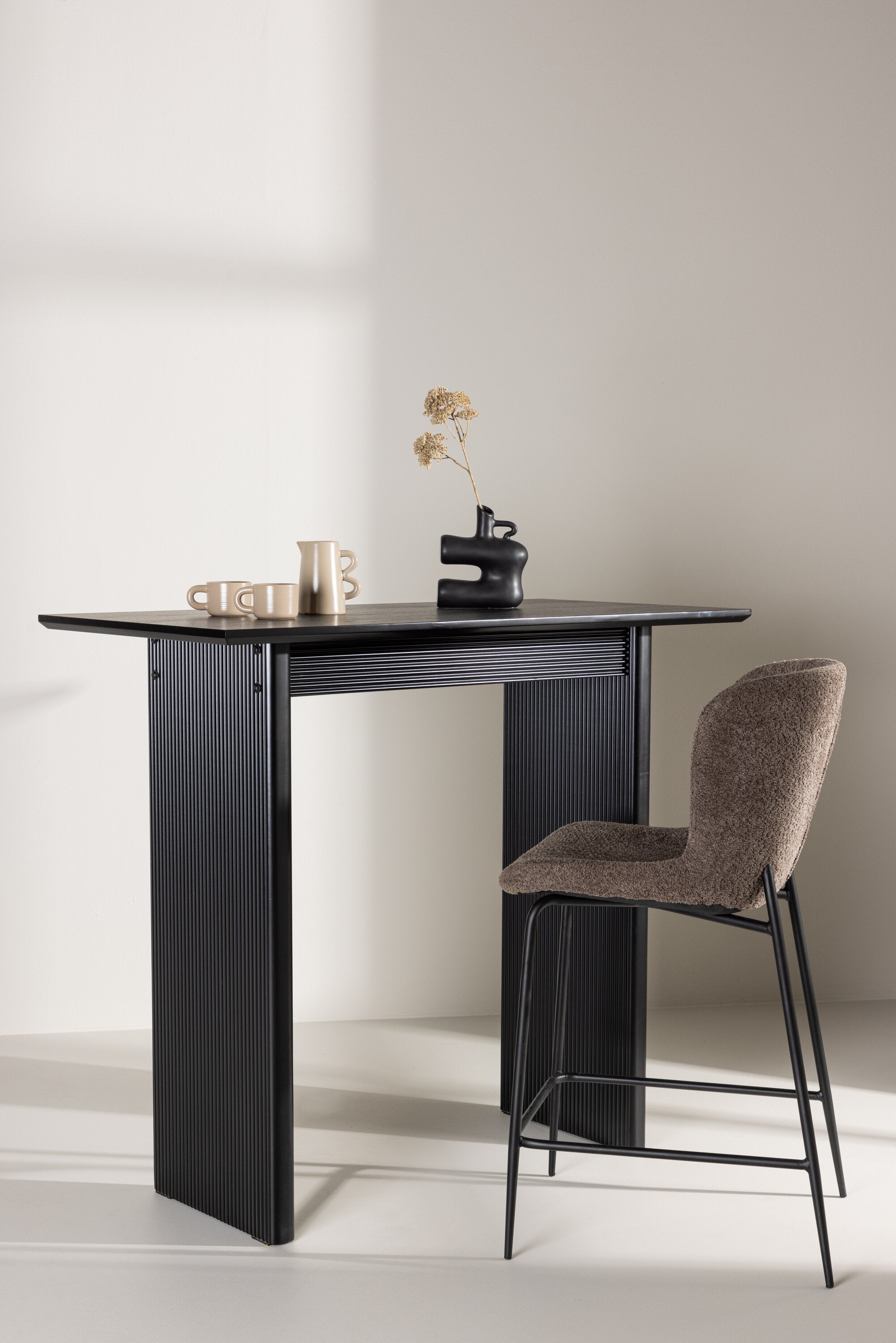 Vail Bartisch in Schwarz präsentiert im Onlineshop von KAQTU Design AG. Hochtisch ist von Venture Home