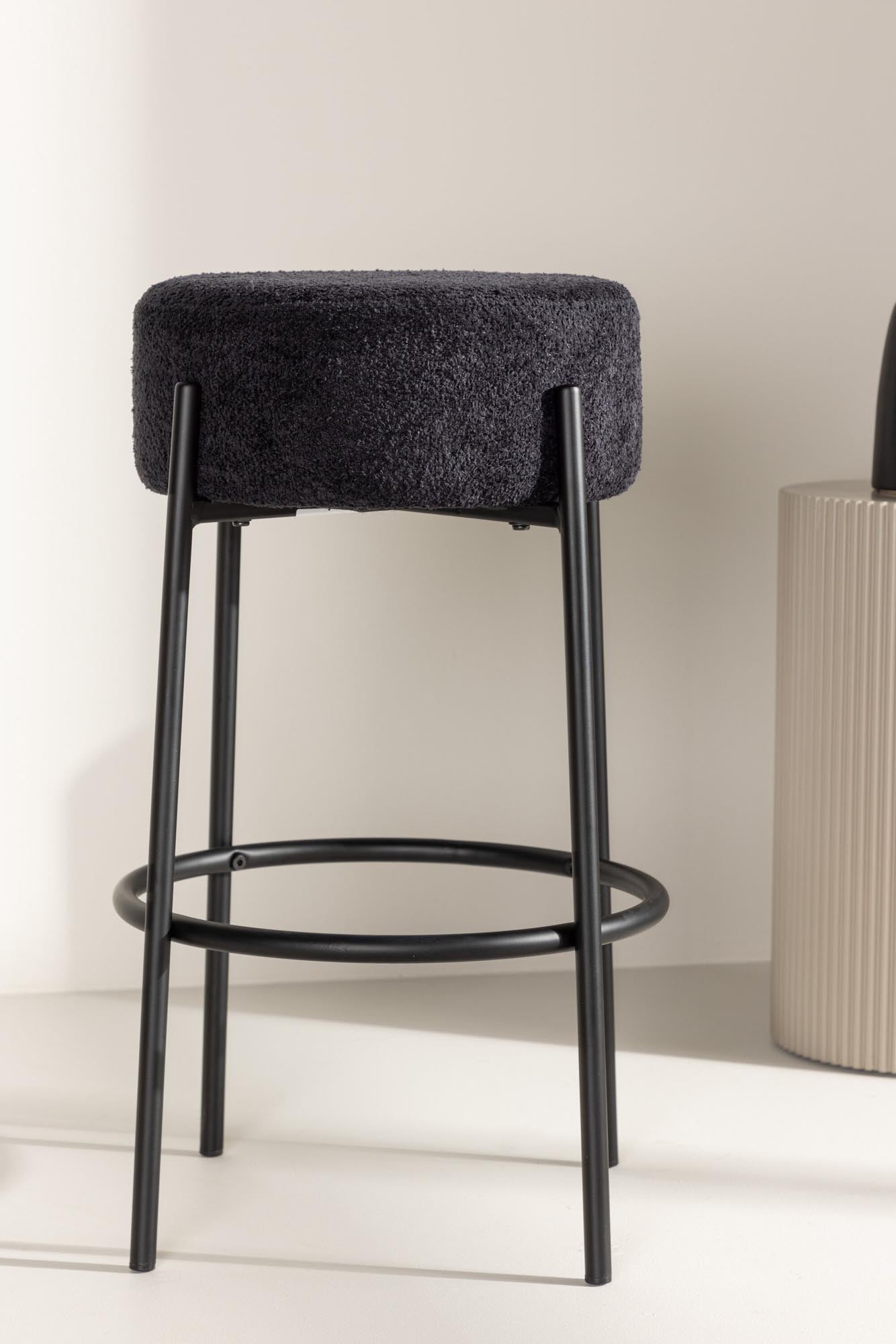 Tucson Barstuhl von Venture Home: Eleganter Barstuhl mit hochwertigem Bouclé-Sitz und stabiler Stahlkonstruktion – ideal für stilvolle Wohn- und Gastronomieräume.