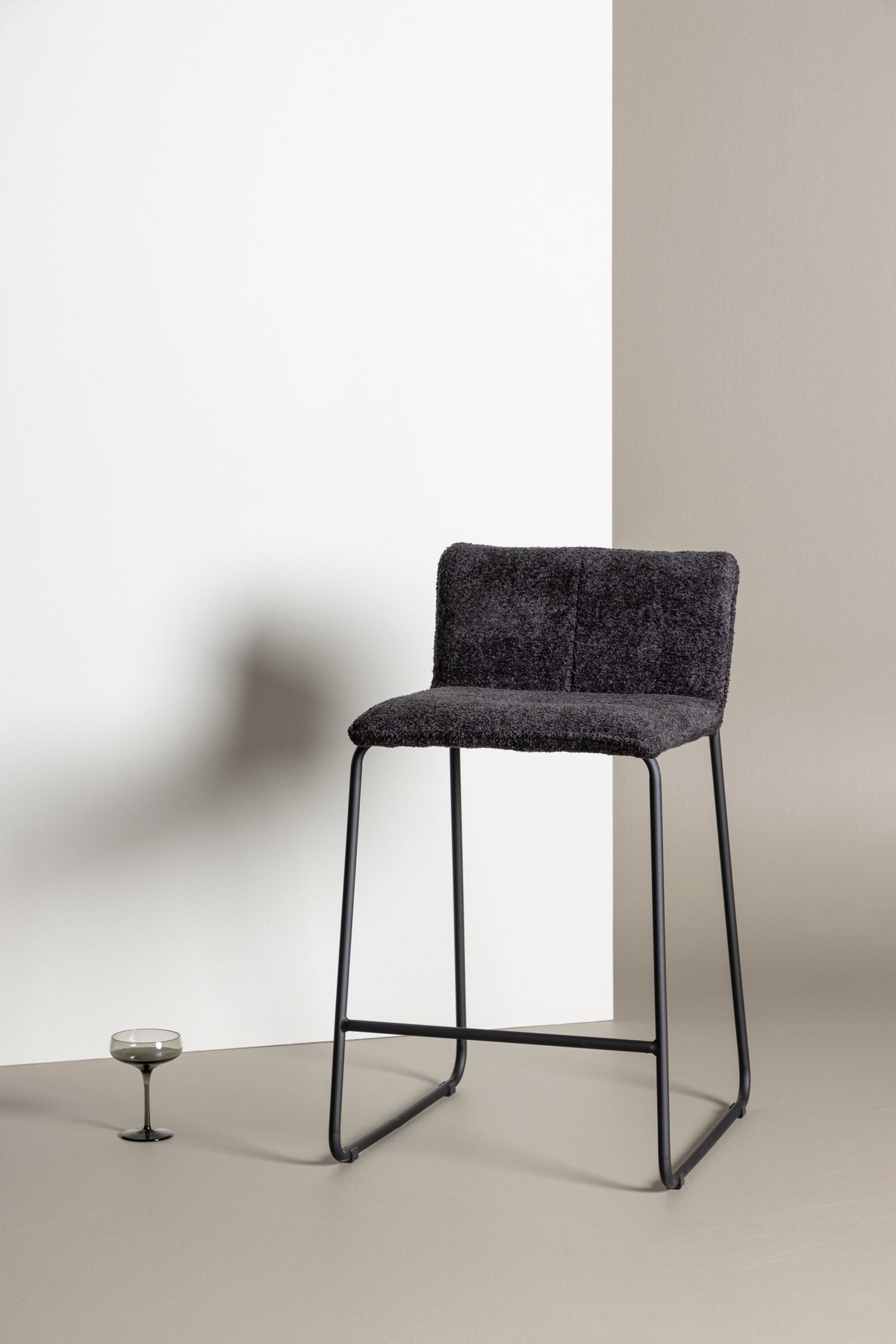 Bisbee Barhocker in Schwarz präsentiert im Onlineshop von KAQTU Design AG. Barstuhl ist von Venture Home