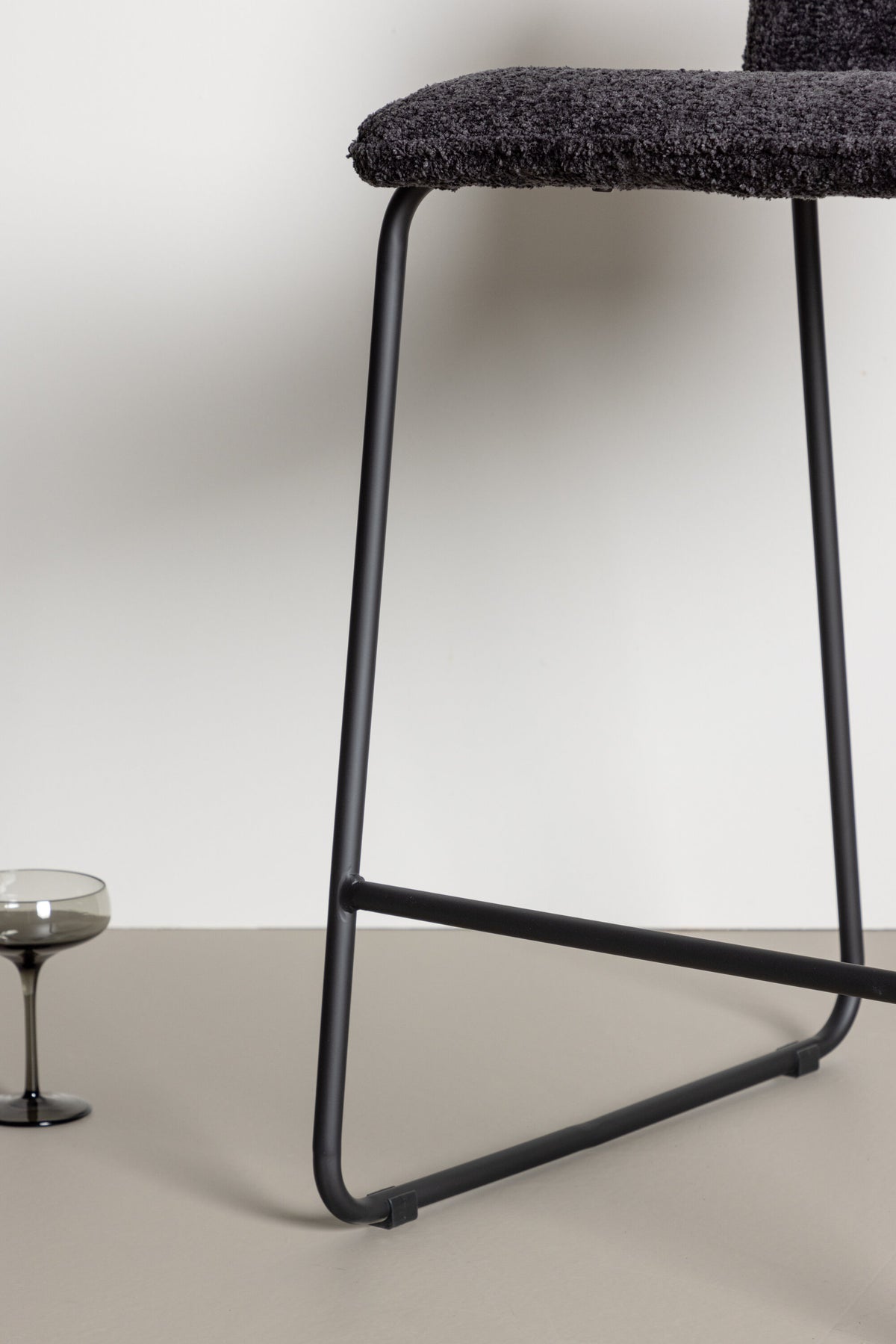Bisbee Barhocker in Schwarz präsentiert im Onlineshop von KAQTU Design AG. Barstuhl ist von Venture Home
