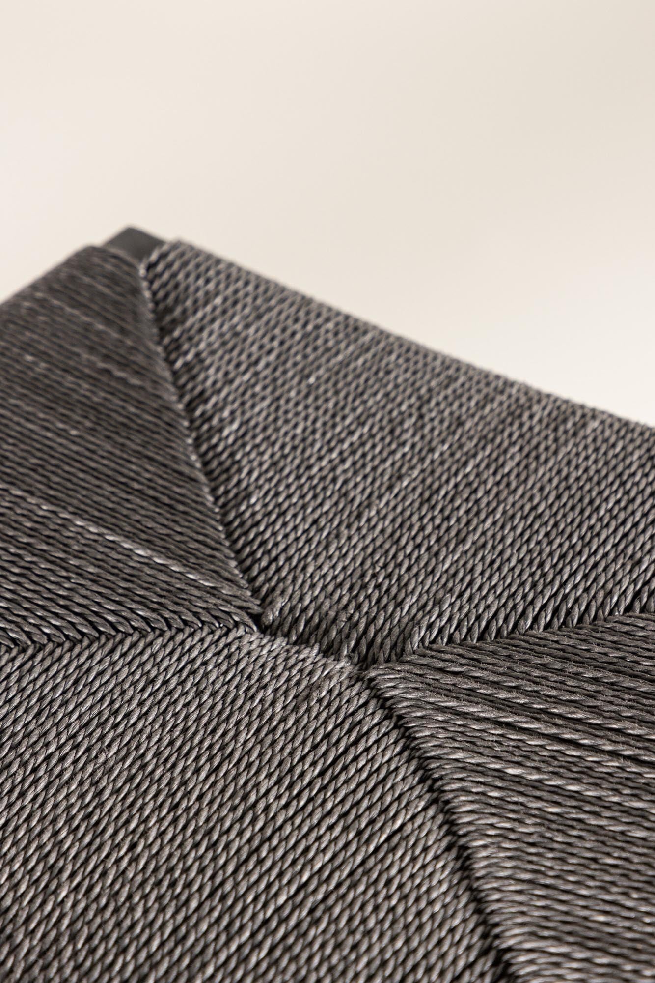 Entdecken Sie den Polly Barstuhl von Venture Home: stilvolles Design, robuste Stahlkonstruktion und ein bequemer Seilsitz für jeden Raum.