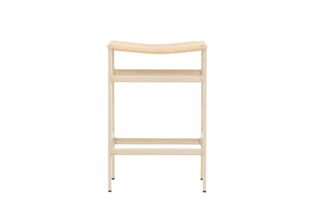 Polly Barstuhl von Venture Home mit schwarzem Stahlgestell und rundem Sitz aus Rattan in Beige, hohe Bauform für Theken und Bars.