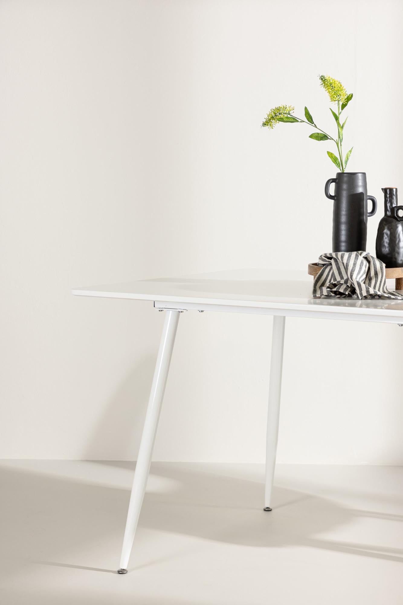 Eleganter Silar Esstisch von Venture Home in stilvollem Weiss.