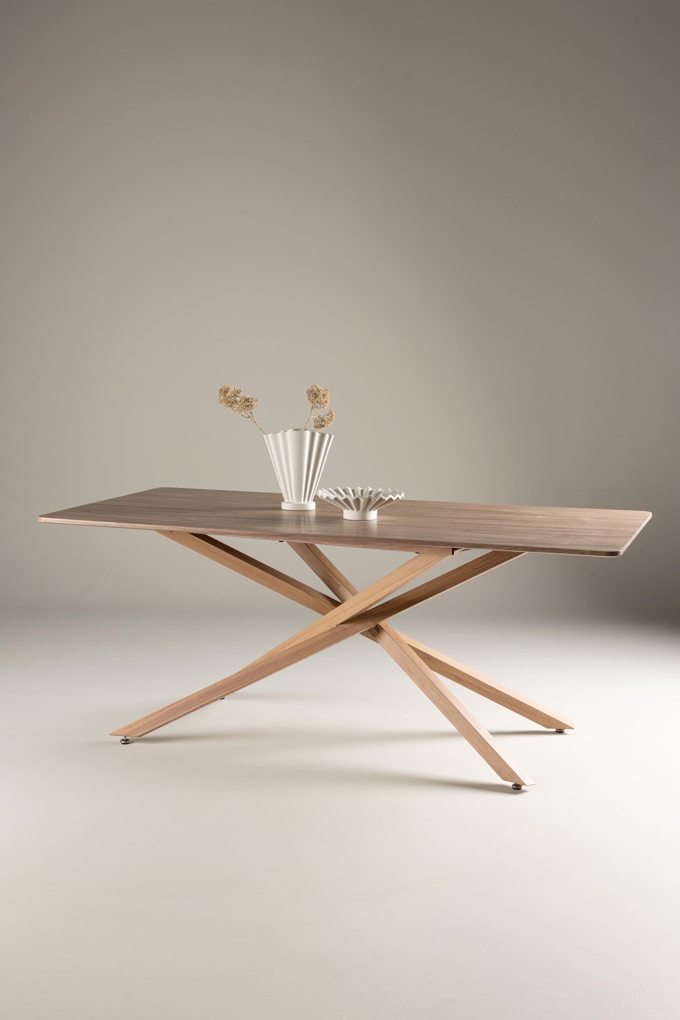 Entdecken Sie den Piazza-Esstisch von Venture Home: Einladendes Design in Mokkafarbe, ideal für gesellige Abende und langlebig aus hochwertigem MDF.