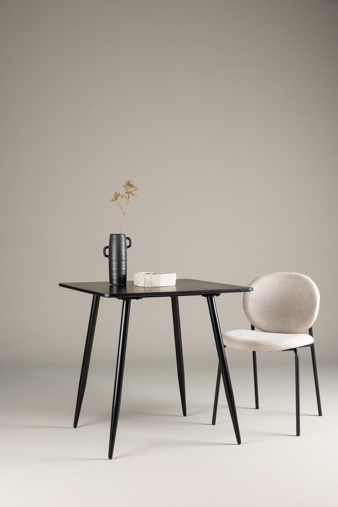 Entdecken Sie den Polar Esstisch von Venture Home – stilvoll, robust und ideal für gesellige Abende mit Familie und Freunden.