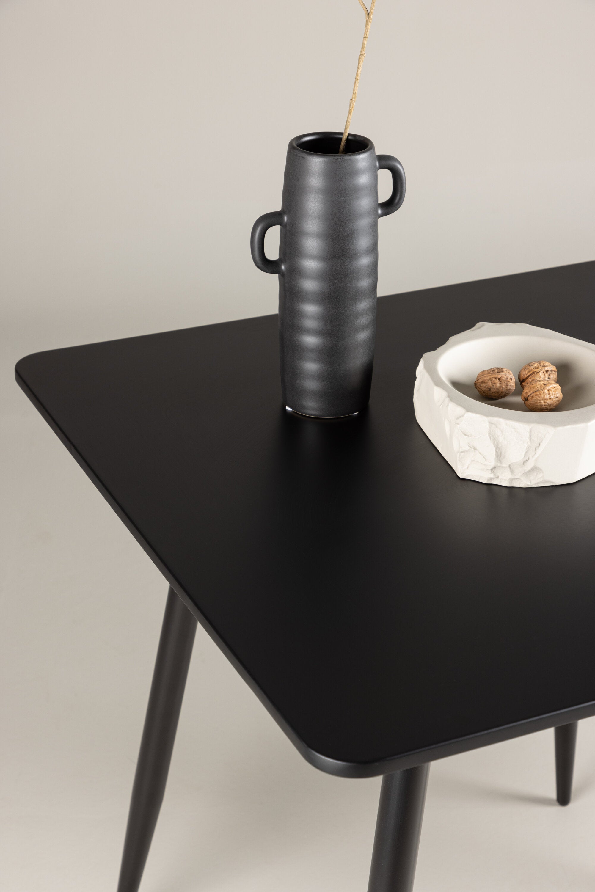 Polar Esstisch in Schwarz präsentiert im Onlineshop von KAQTU Design AG. Esstisch ist von Venture Home