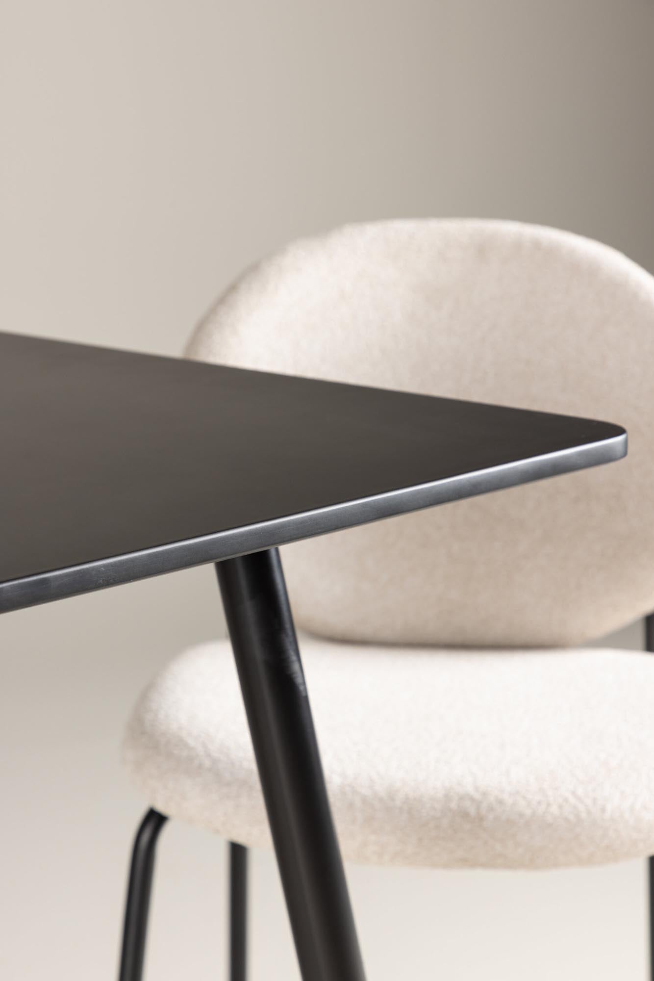 Entdecken Sie den Polar Esstisch von Venture Home: stilvoll, langlebig und perfekt für gesellige Abende mit Familie und Freunden.