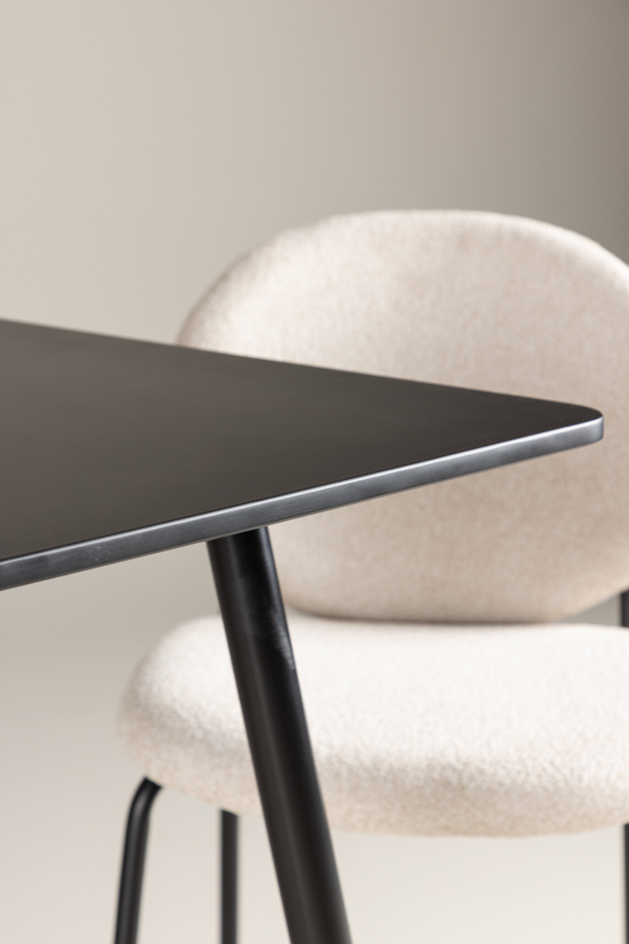 Polar Esstisch in Schwarz präsentiert im Onlineshop von KAQTU Design AG. Esstisch ist von Venture Home