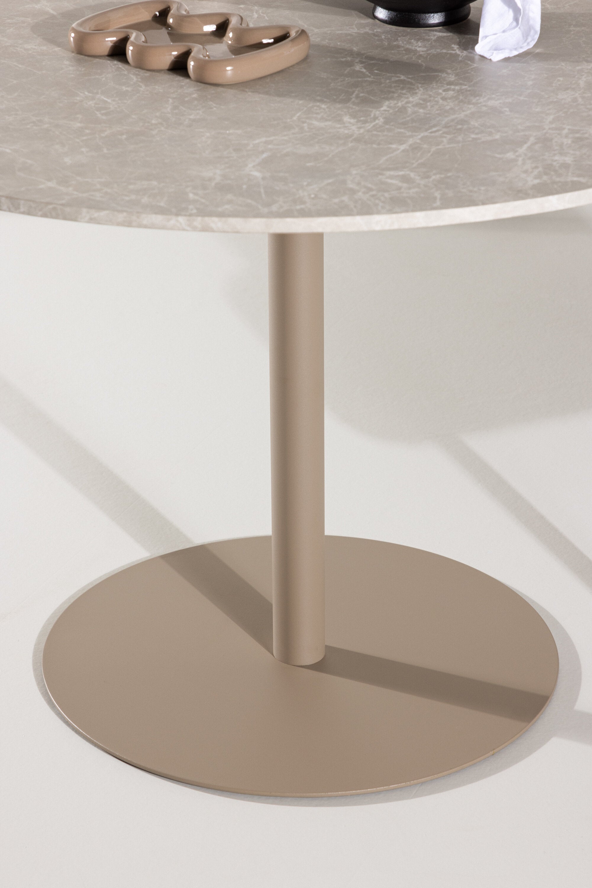 Lycke Esstisch in Beige präsentiert im Onlineshop von KAQTU Design AG. Esstisch ist von Venture Home