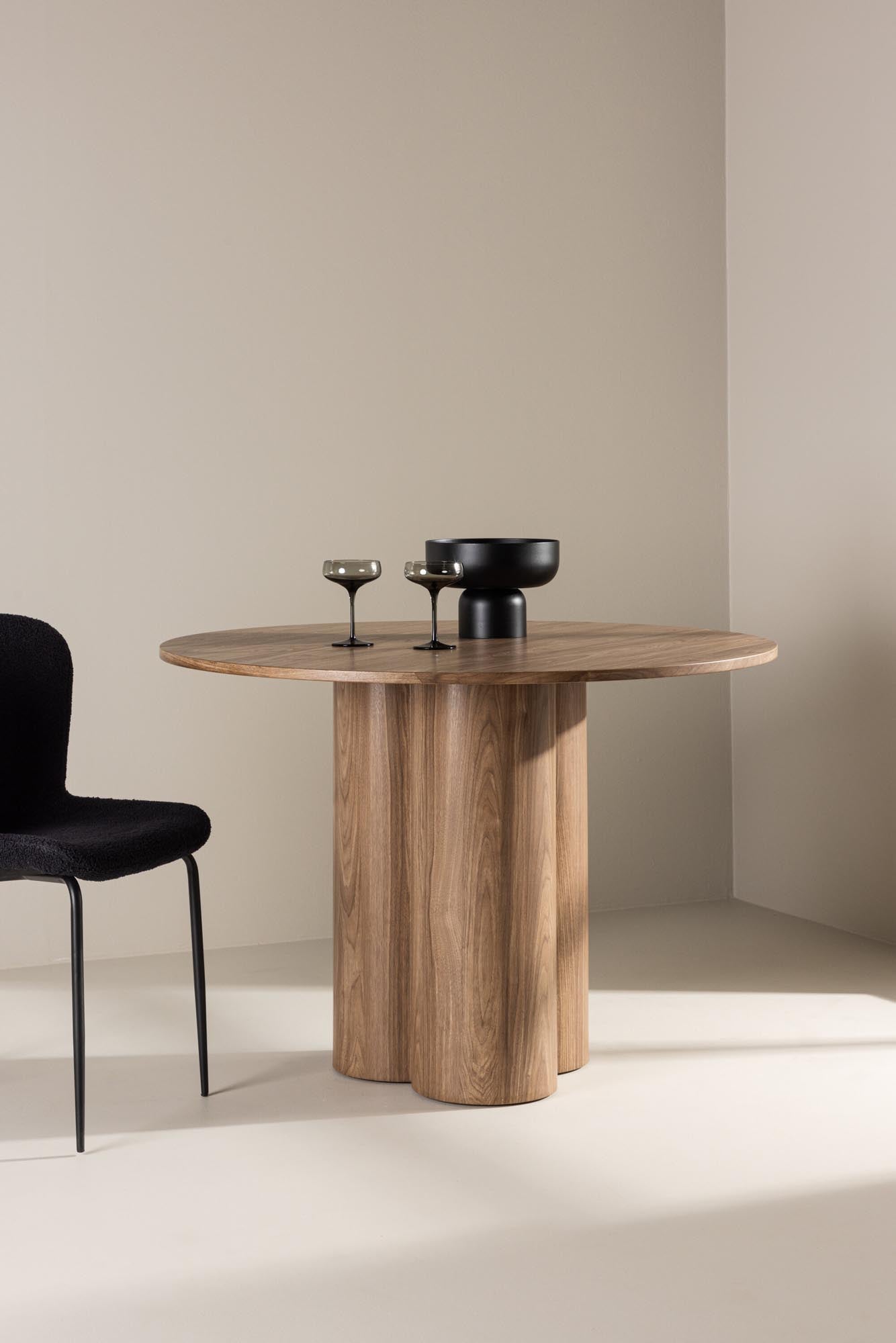 Der Olivia Esstisch von Venture Home besticht durch sein modernes Design und hochwertige Materialien, ideal für stilvolle Essbereiche.