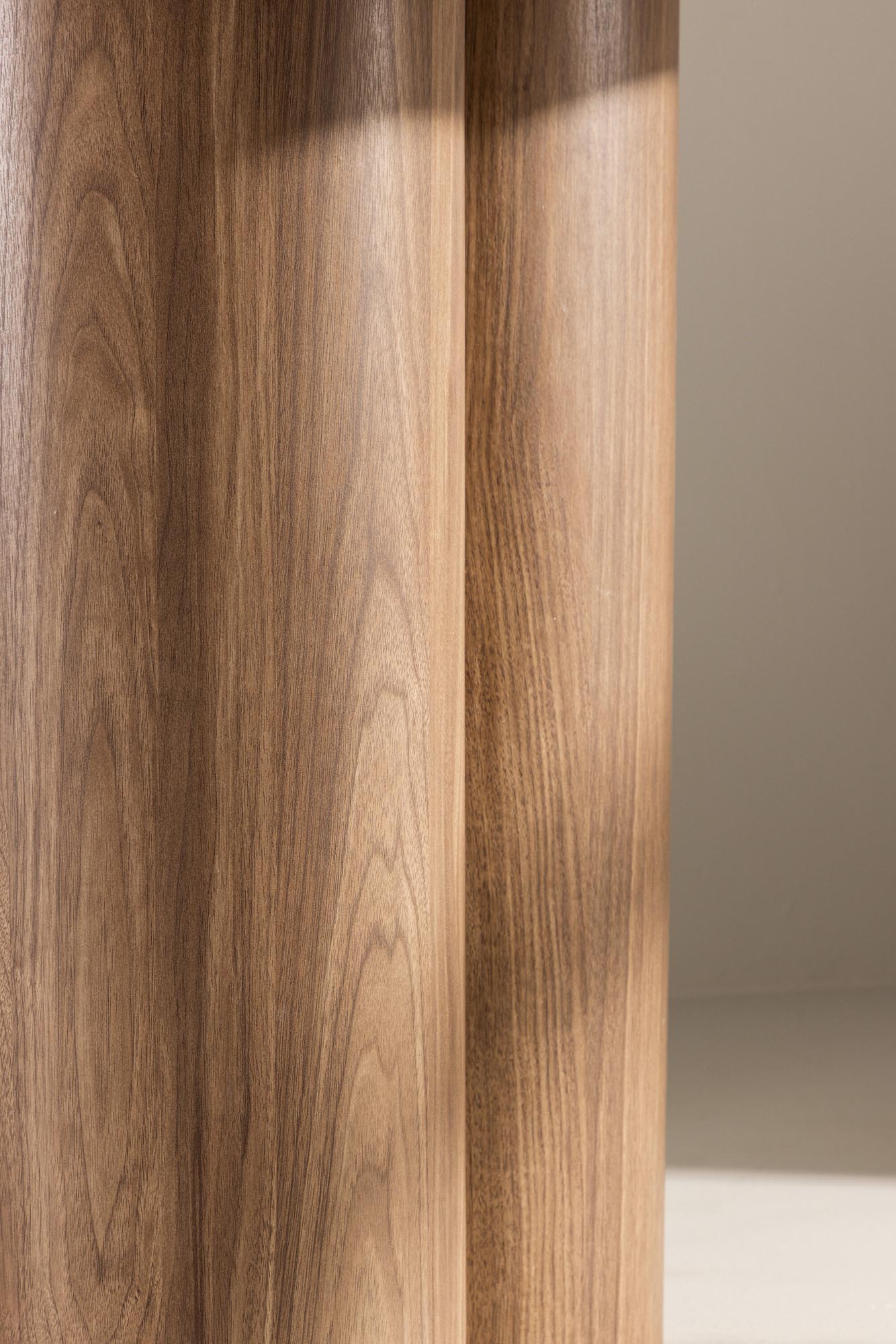 Der Olivia Esstisch von Venture Home bietet stilvolles Design und hochwertige Verarbeitung für moderne Esszimmer.