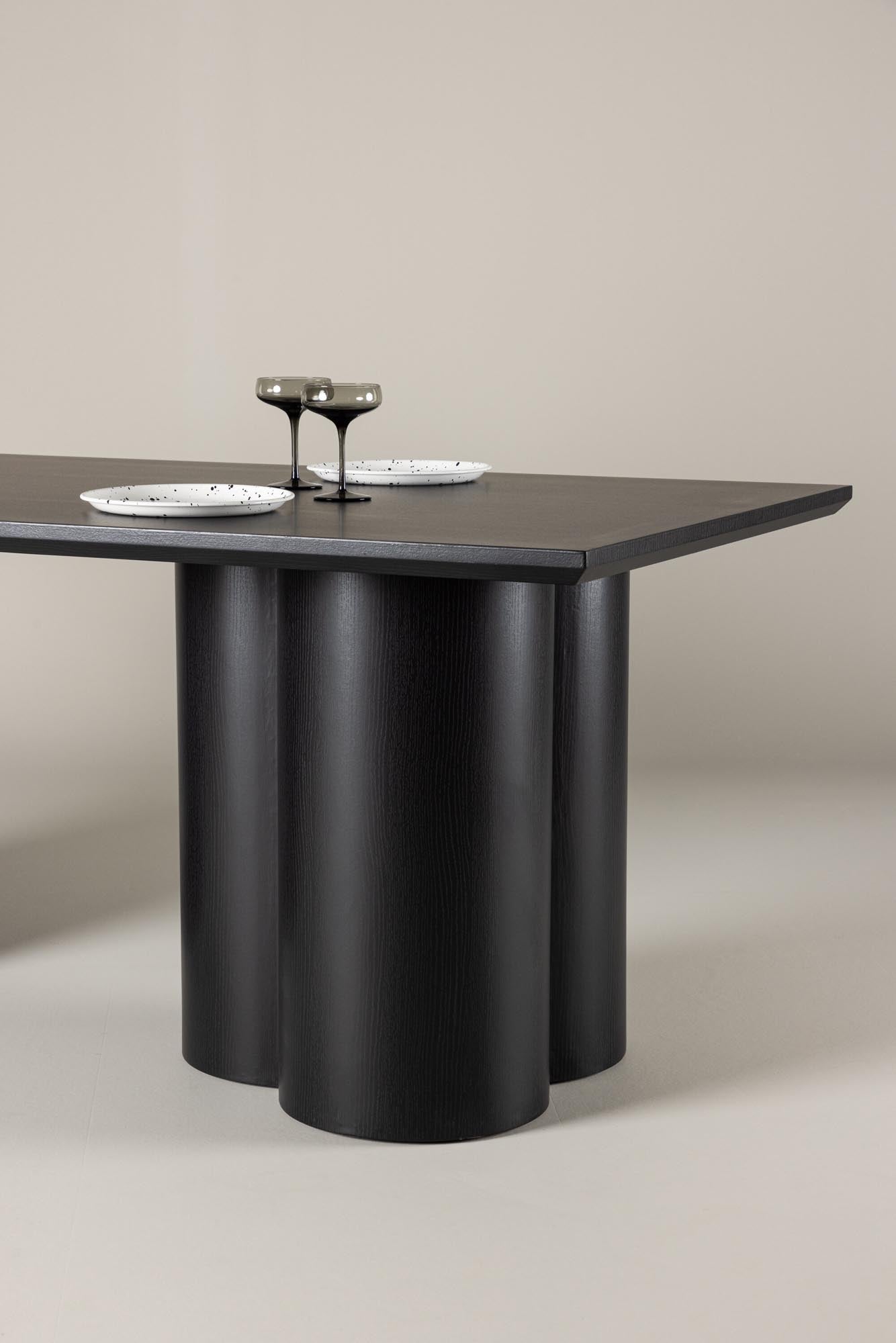 Olivia Esstisch: Zeitloses Design für stilvolle Esszimmer.