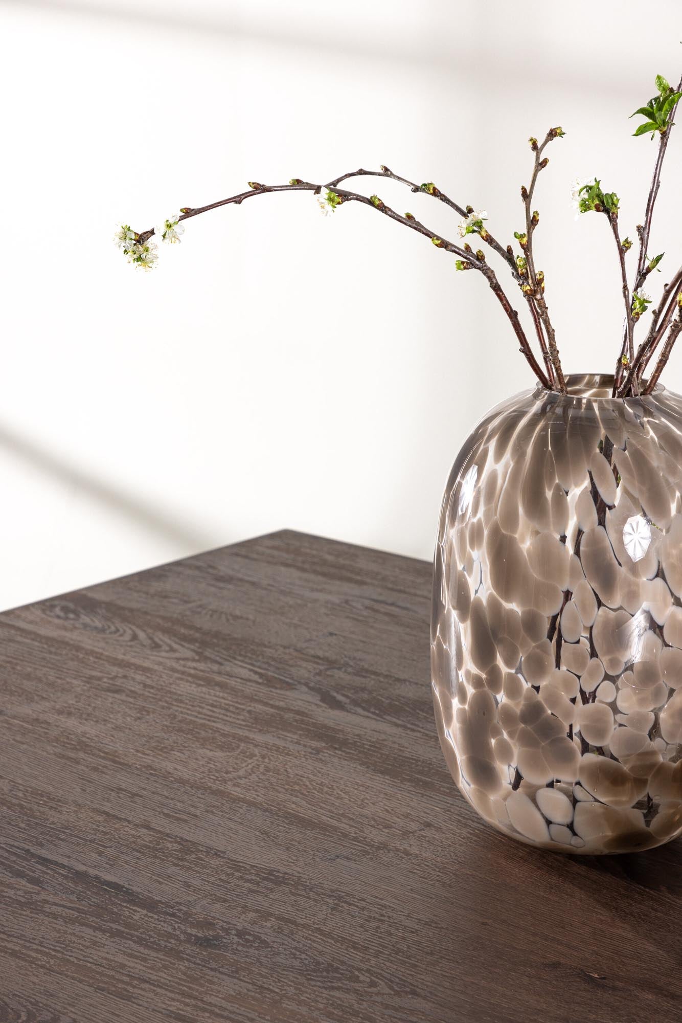 Der Olivia Esstisch von Venture Home kombiniert modernes Design mit erstklassiger Qualität für Ihr stilvolles Esszimmer.