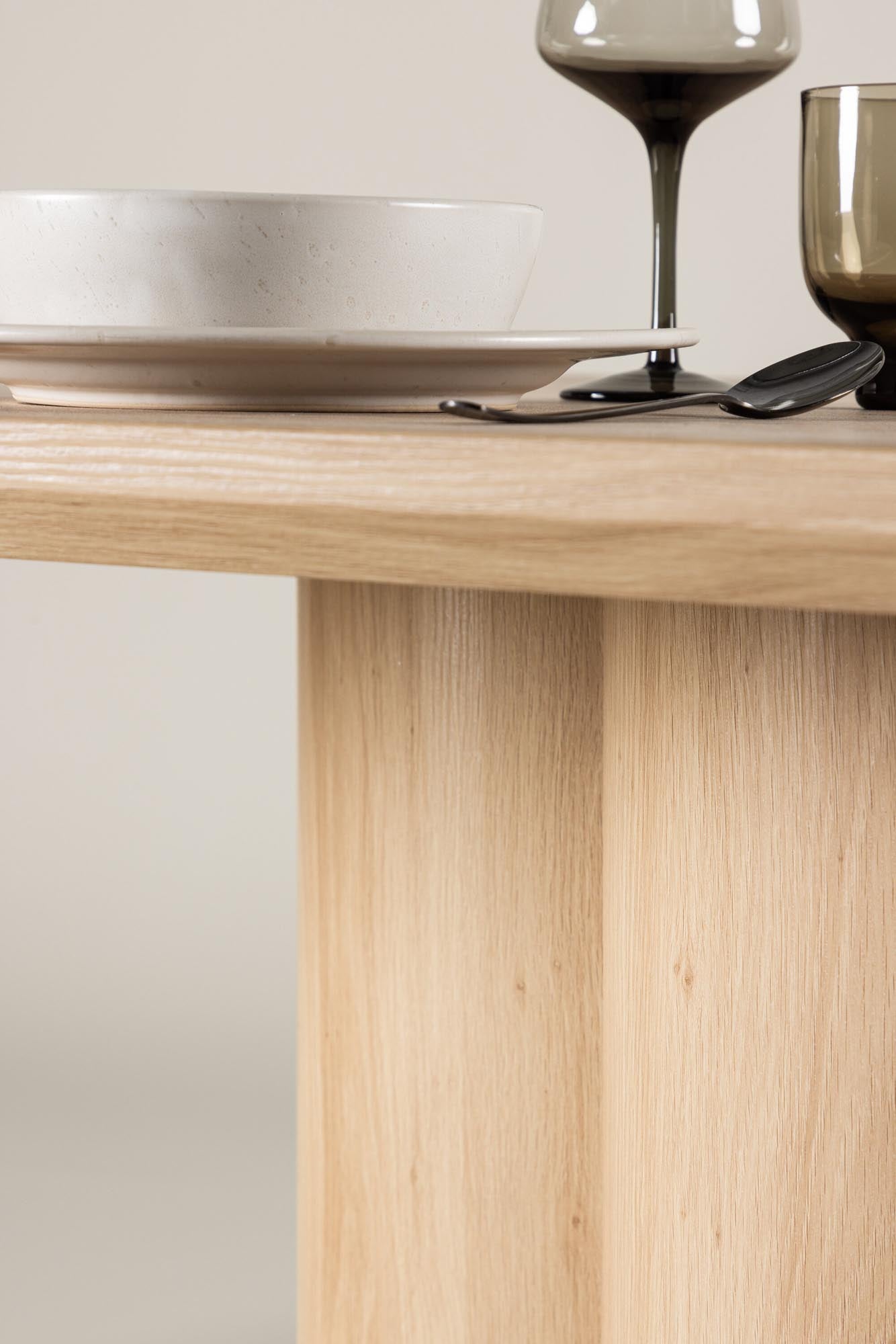 Olivia Esstisch: Zeitloses Design für stilvolle Esszimmer.