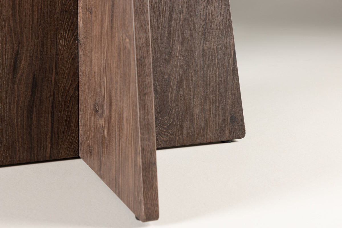 Bootcut Esstisch von Venture Home in Mokka, runde Tischplatte aus MDF mit schlanken Beinen, freistehend fotografiert.