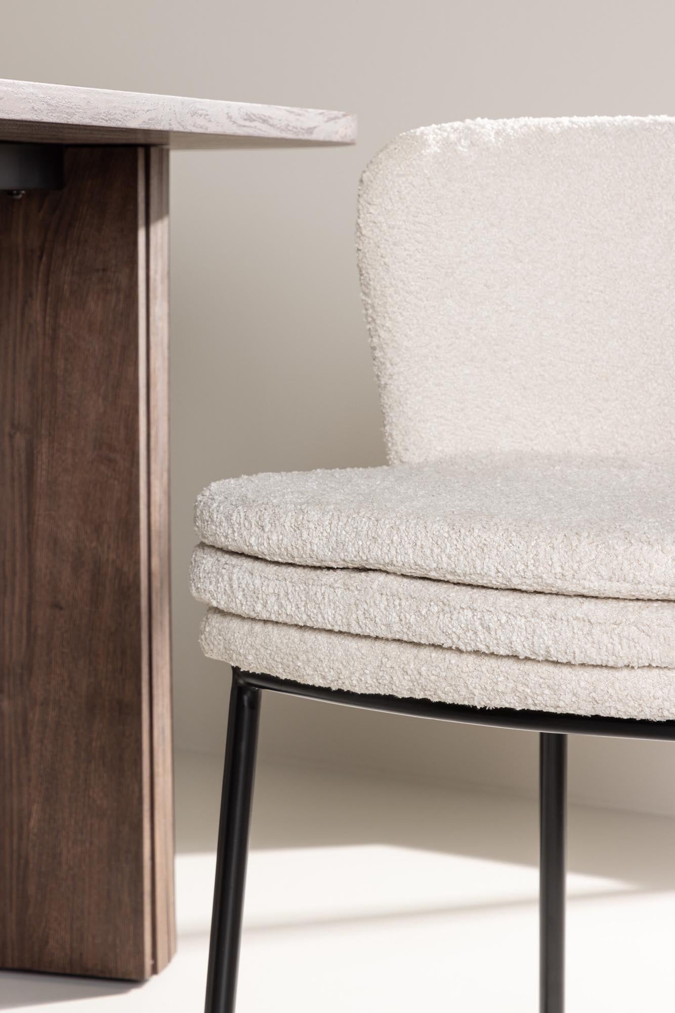 Agnes Stuhl: Stilvoller Komfort mit Bouclé und robusten Stahlbeinen.