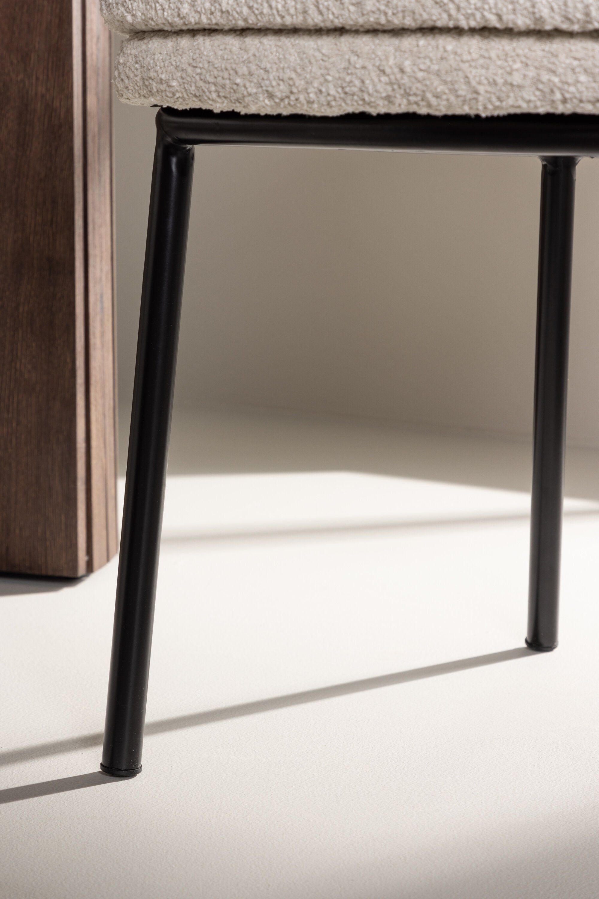 Agnes Esszimmerstuhl in Schwarz-Weiss präsentiert im Onlineshop von KAQTU Design AG. Schalenstuhl ist von Venture Home