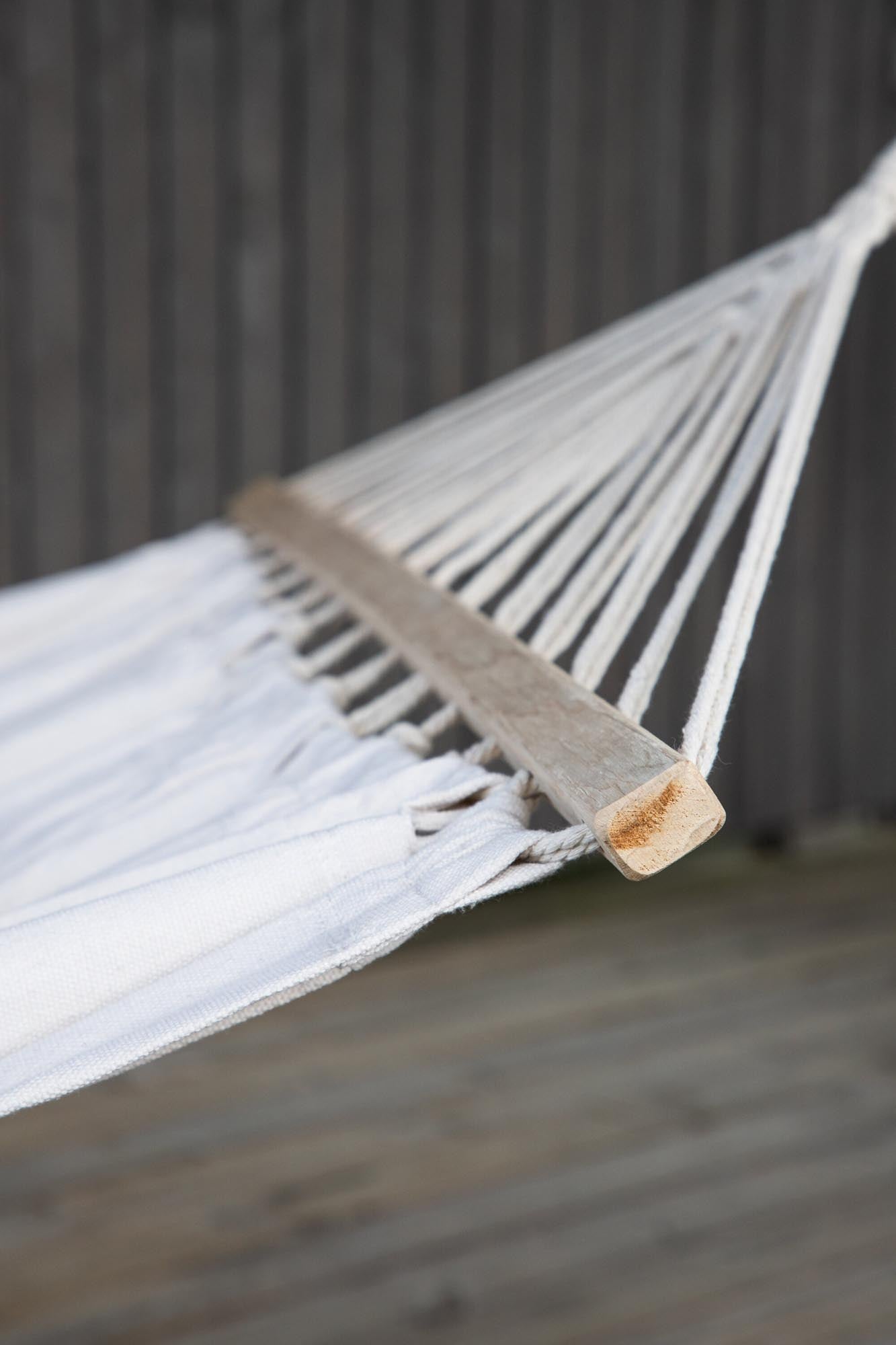 Erleben Sie mit der Anini Hängematte von Venture Home pure Entspannung. Ideal für drinnen und draußen, vereint sie Stil und Komfort.