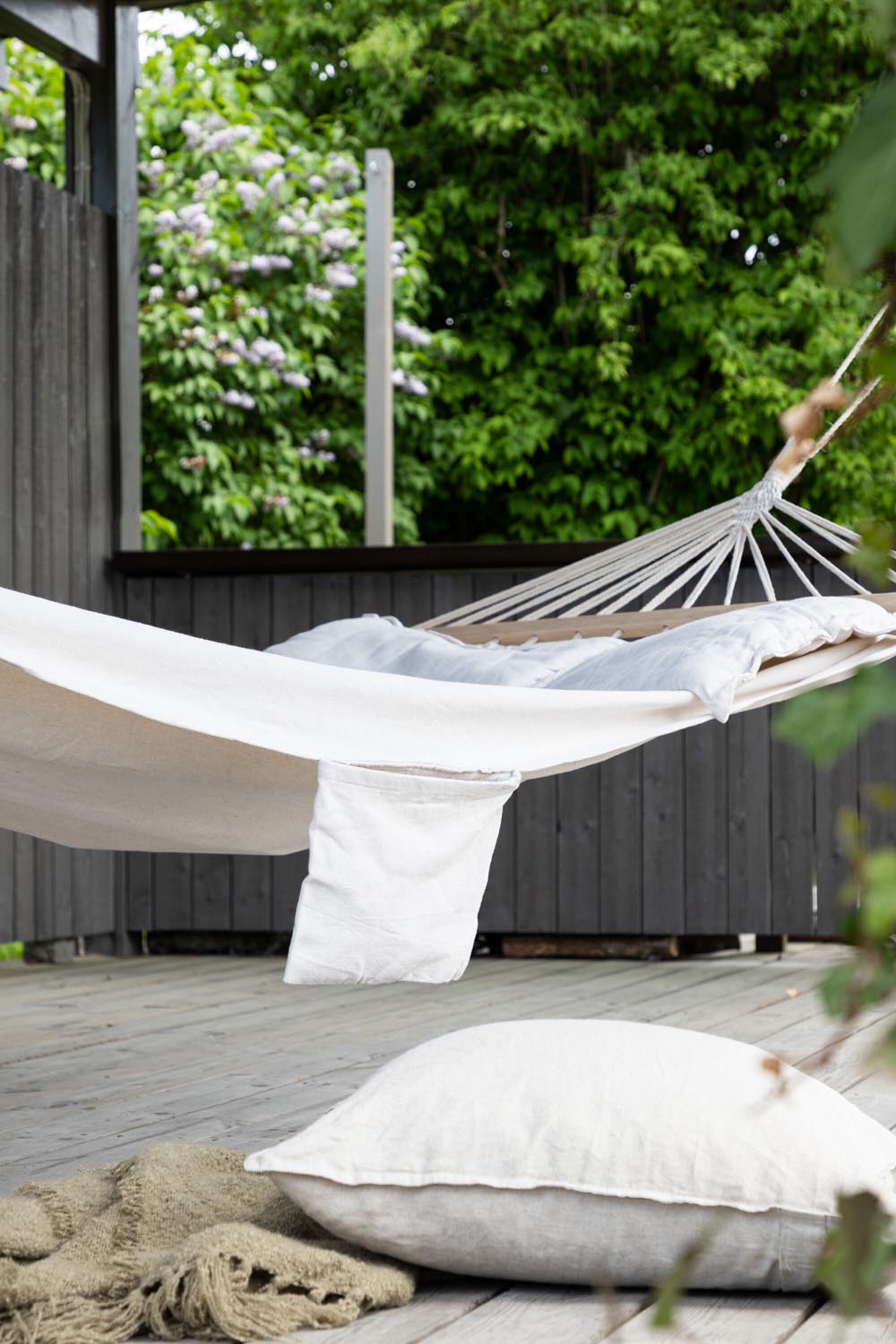 Anini Hängematte in Weiss präsentiert im Onlineshop von KAQTU Design AG. Hängematte ist von Venture Home