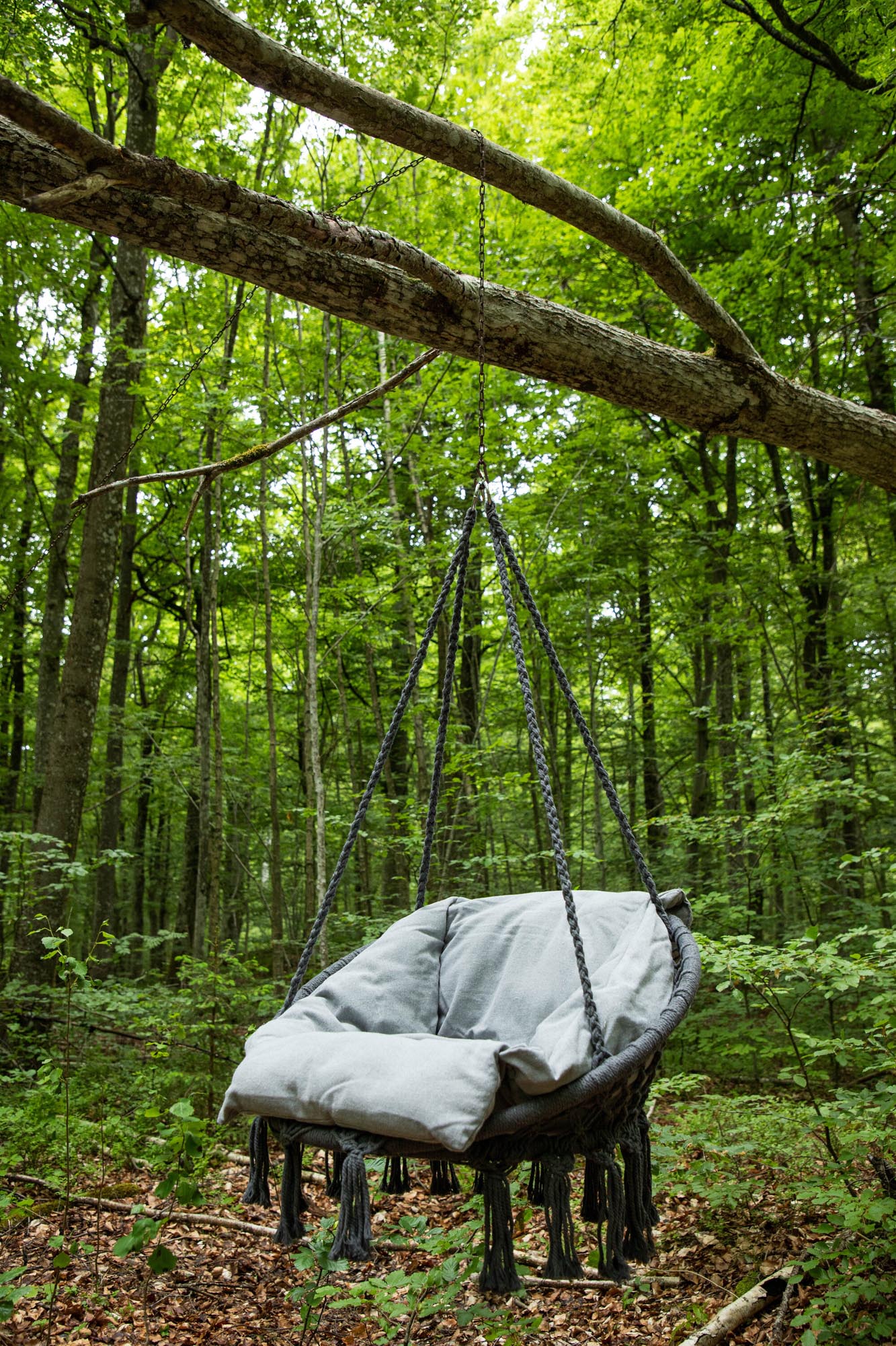 Elegante Hollywoodschaukel für drei, wetterfest und UV-beständig, ideal für Garten und Terrasse.