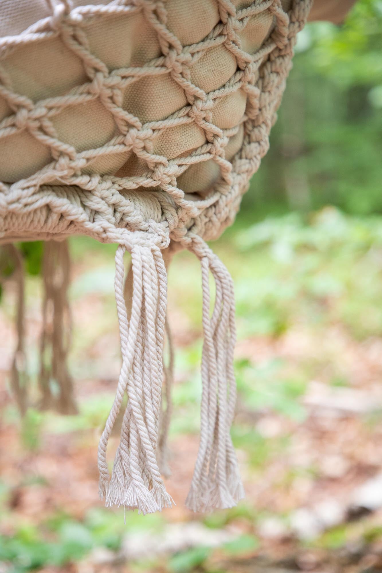 Die Hamtic Hollywoodschaukel von Venture Home vereint modernes Design mit Komfort für entspannte Momente im Garten.