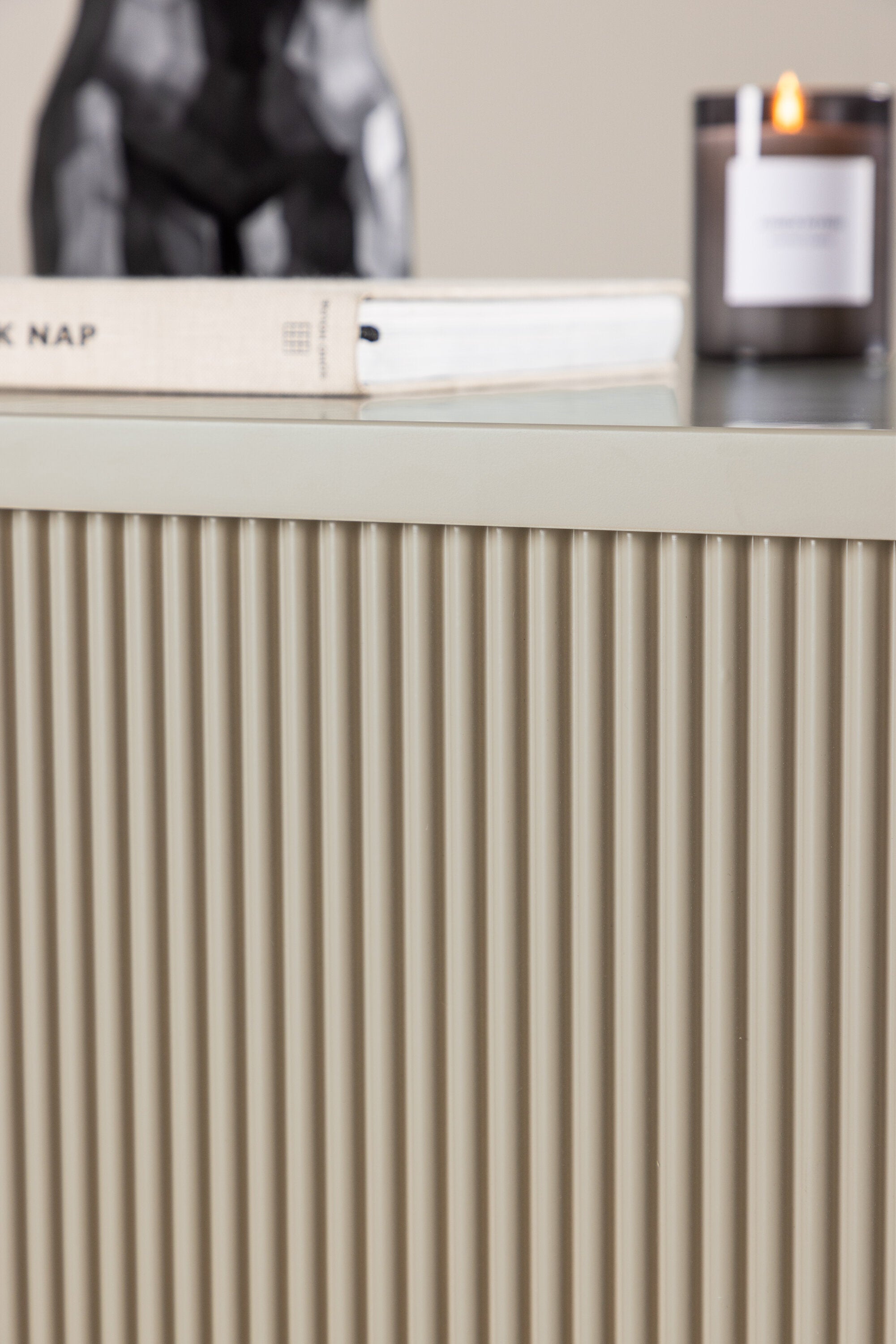 Der Lenox Sofatisch von Venture Home in Beige bringt zeitlose Eleganz und moderne Ästhetik in Ihr Wohnzimmer. Perfekt für gesellige Abende.