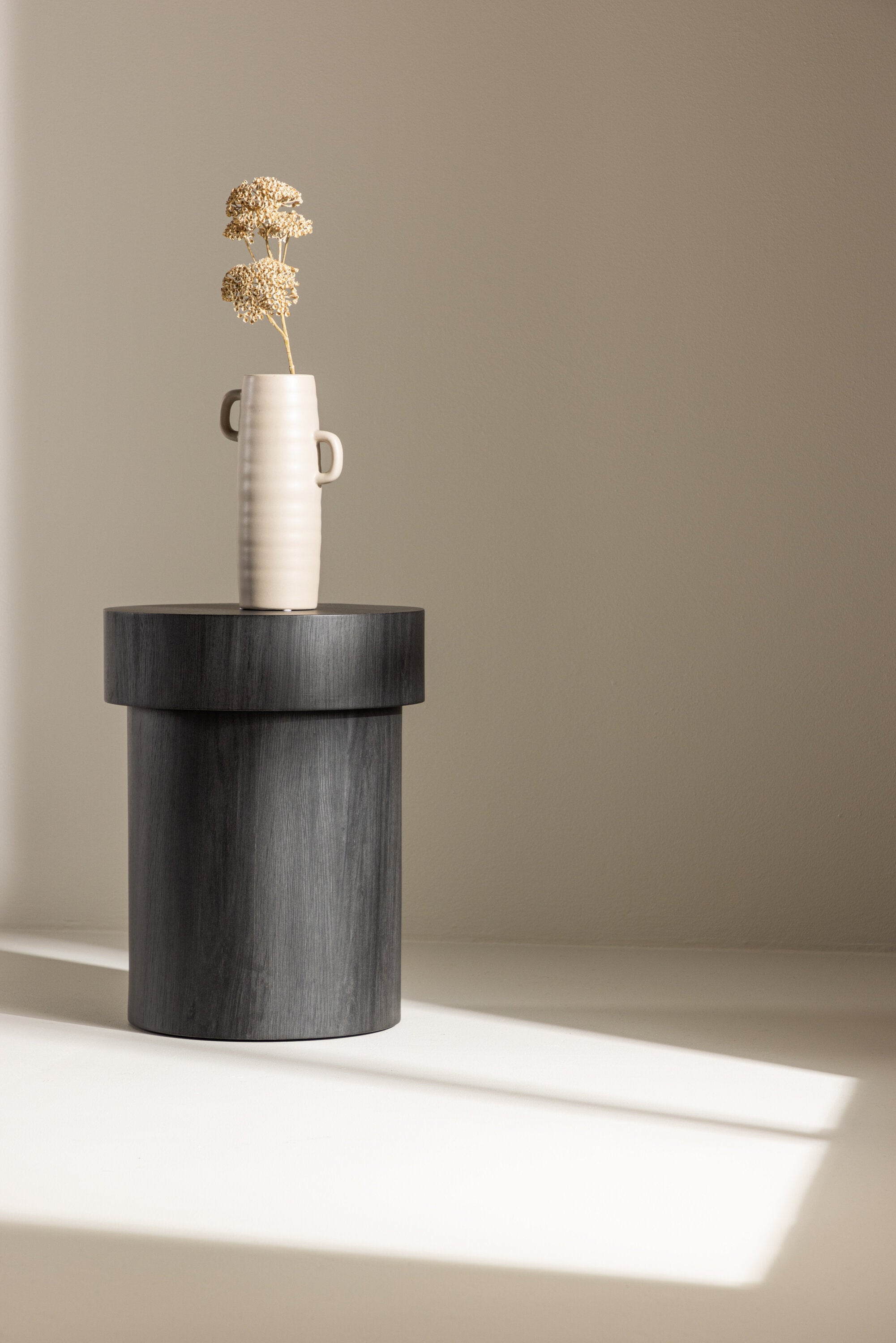 Malung Beistelltisch in Schwarz präsentiert im Onlineshop von KAQTU Design AG. Beistelltisch ist von Vind