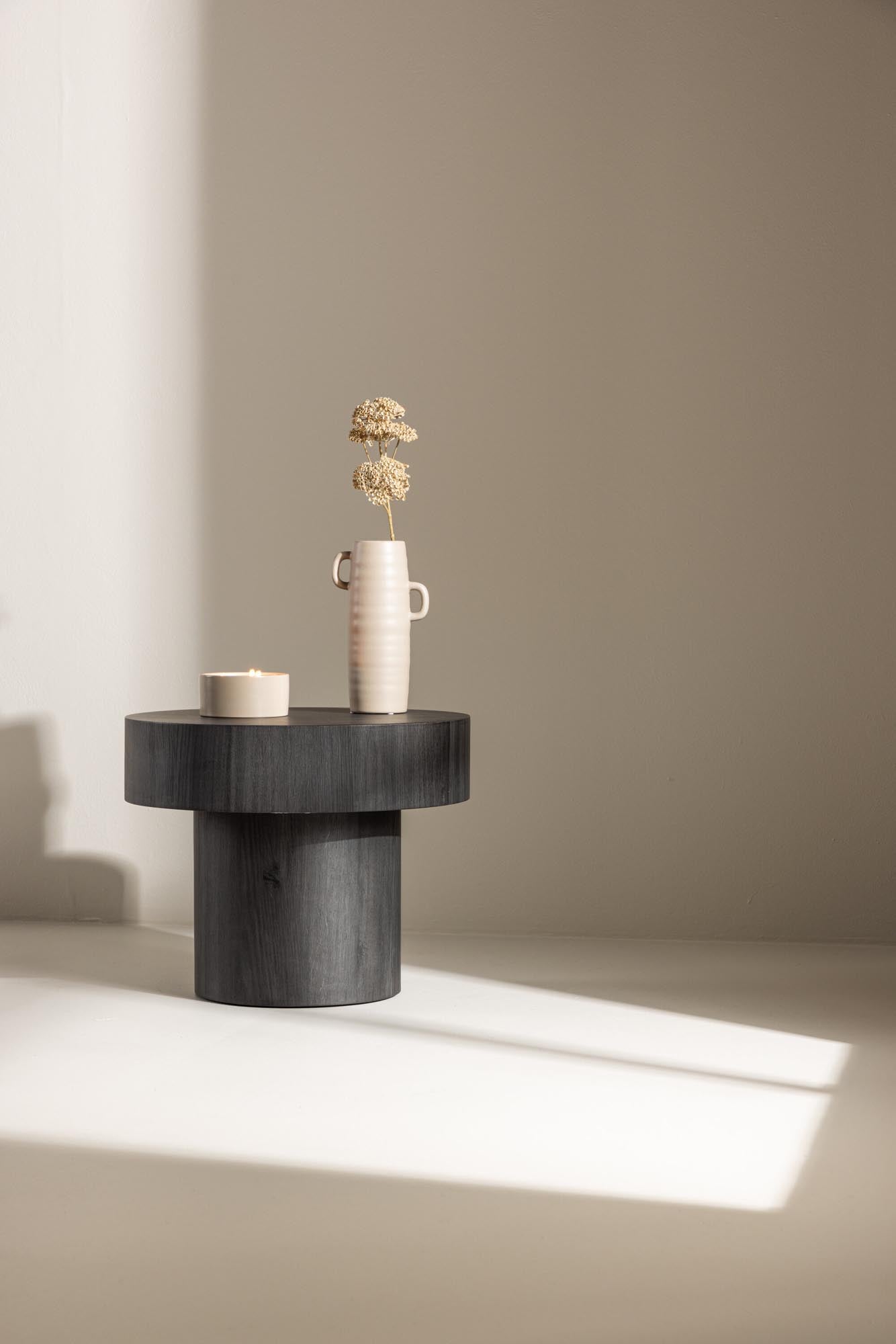 Vielseitiger Malung Beistelltisch von Vind: Stilvolles Design, pflegeleichtes MDF und ideale Höhe für Ihr Zuhause.