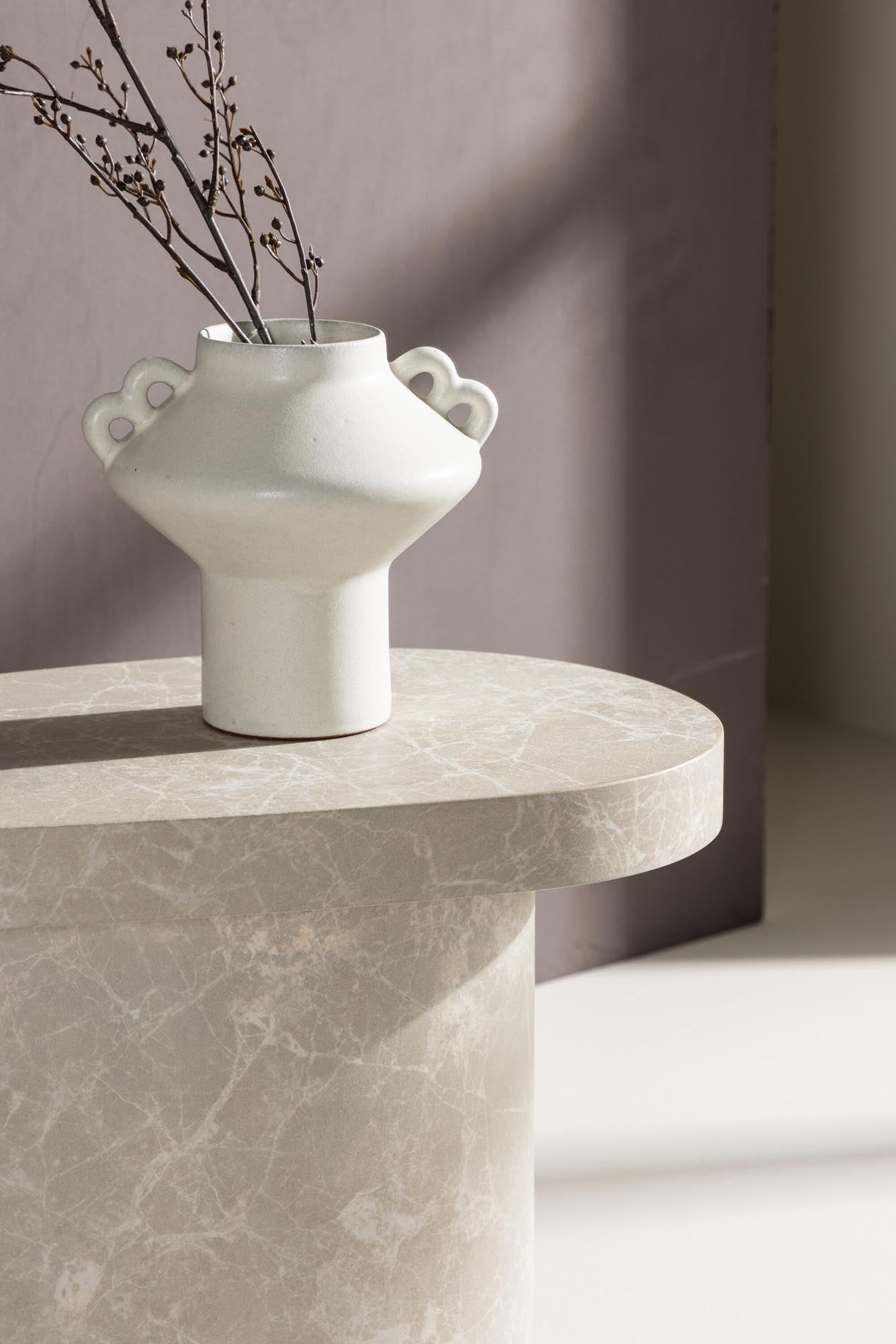 Båstad Tisch: Minimalistisches Design mit Beton-Look von Venture Home.