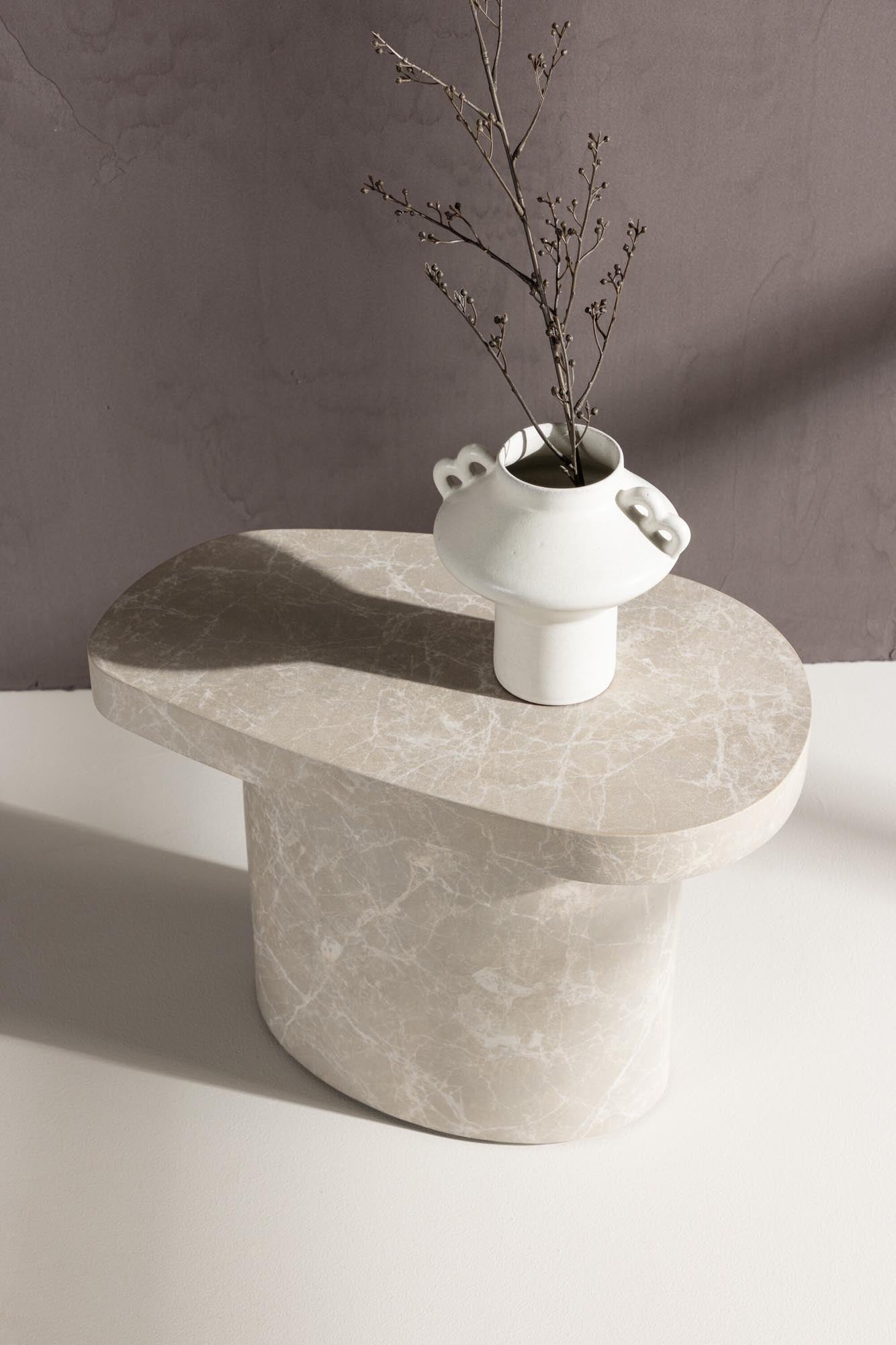 Moderner Båstad Tisch: Stilvoller Beton-Look von Venture Home.