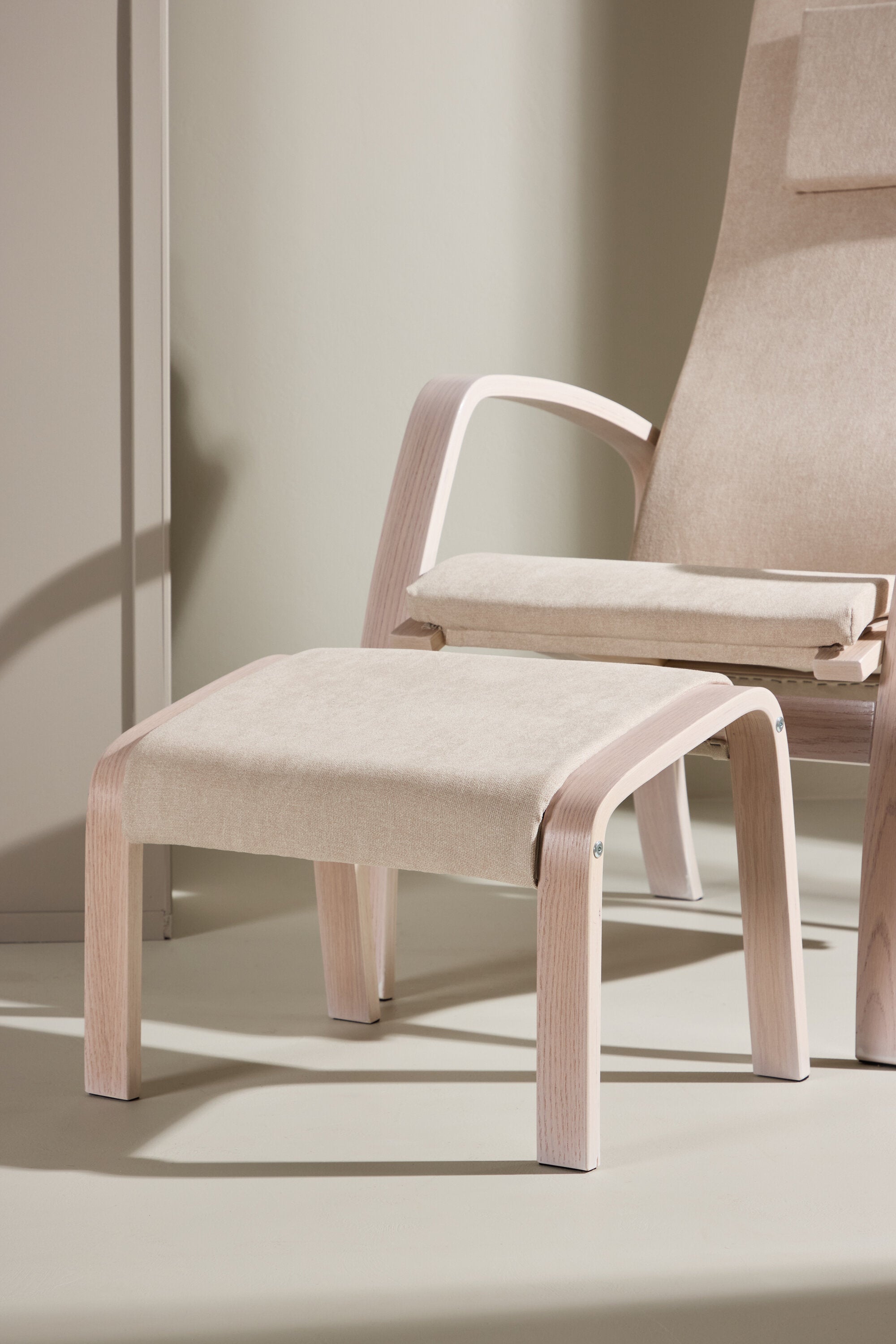 Grötö Lounge Stuhl in Hellgrau/ Weisswäsche präsentiert im Onlineshop von KAQTU Design AG. Sessel ist von Venture Home