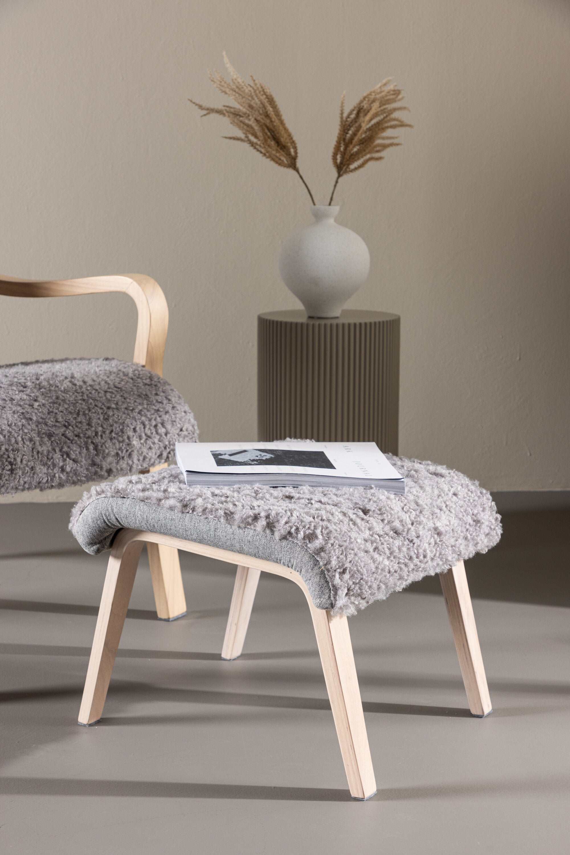 Fårö Lounge Stuhl in Hellgrau/ Weisswäsche präsentiert im Onlineshop von KAQTU Design AG. Sessel ist von Venture Home