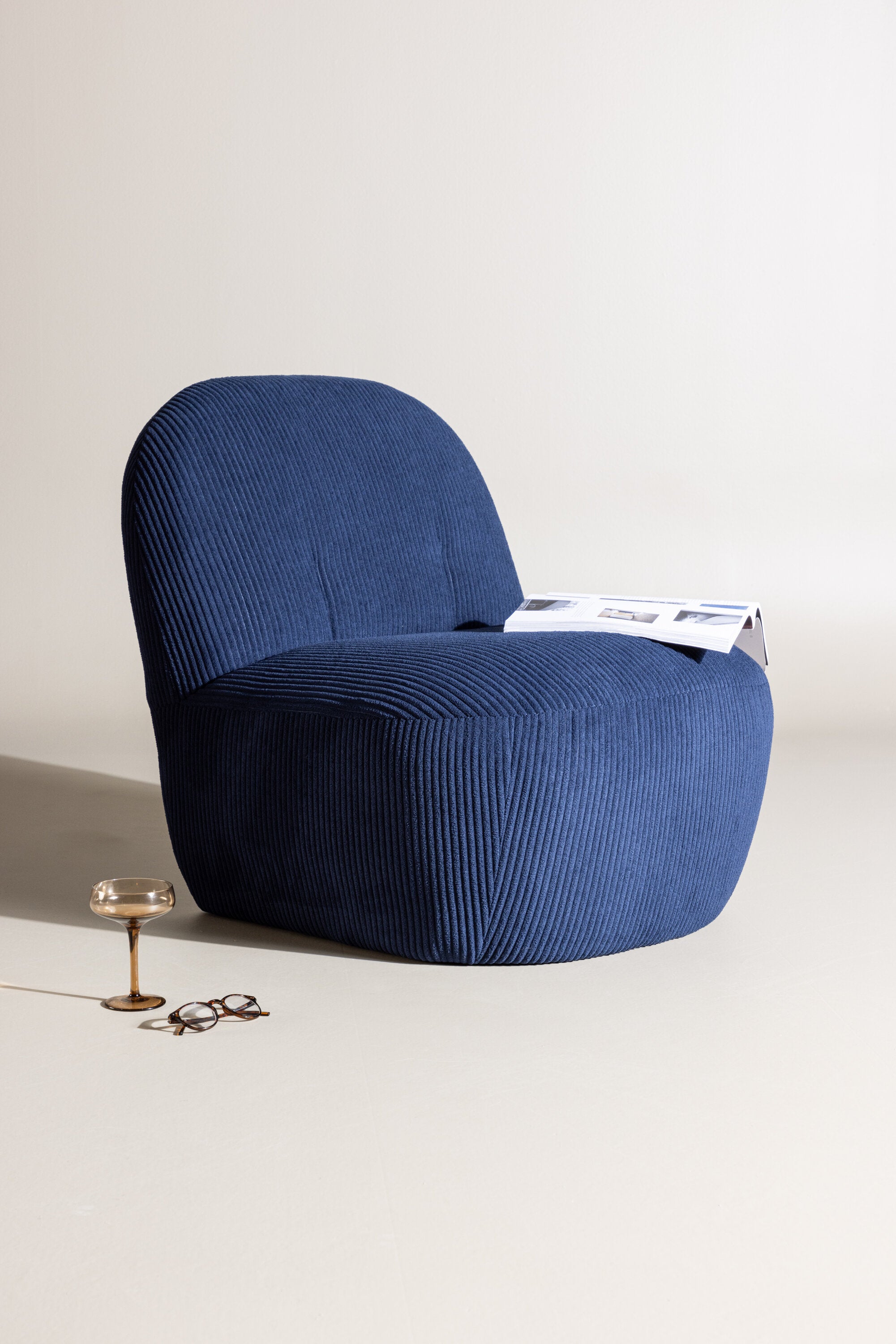 Mahla Loungestuhl in Navy präsentiert im Onlineshop von KAQTU Design AG. Outdoor-Sessel ist von Venture Home