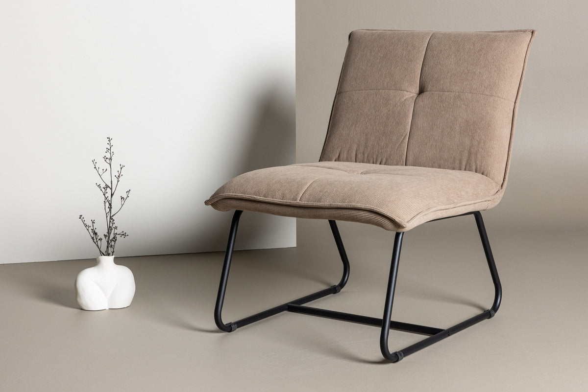 Madison Loungestuhl in Braun präsentiert im Onlineshop von KAQTU Design AG. Sessel ist von Venture Home